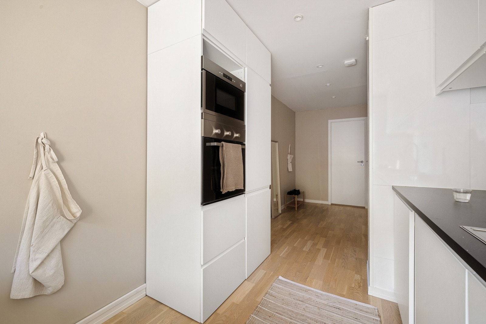 Et kjøkken med rikelig skap- og benkeplass, perfekt for den matglade. Galleribilde