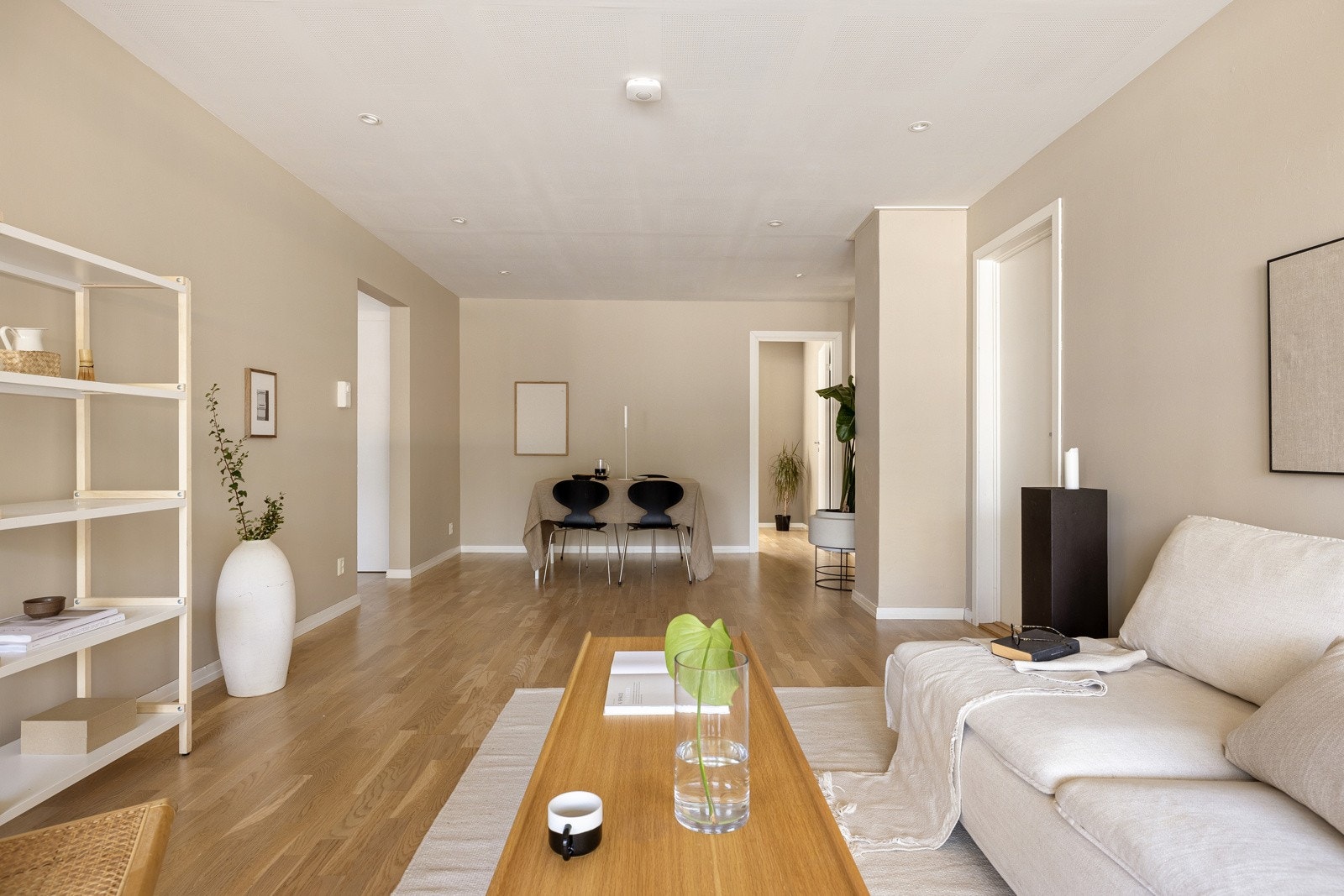 Stuen har monterte spotter i tak, lekkert gulv, og tidløse fargevalg på veggene. Galleribilde