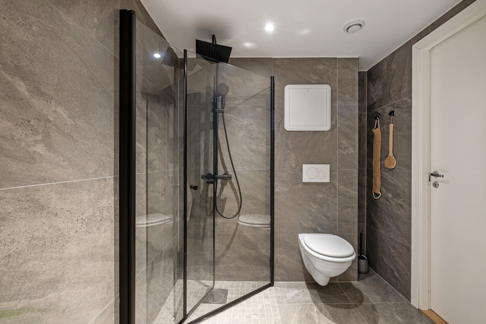 Her er det selvfølgelig varme i gulv, samt opplegg for vaskemaskin og tørketrommel. Galleribilde