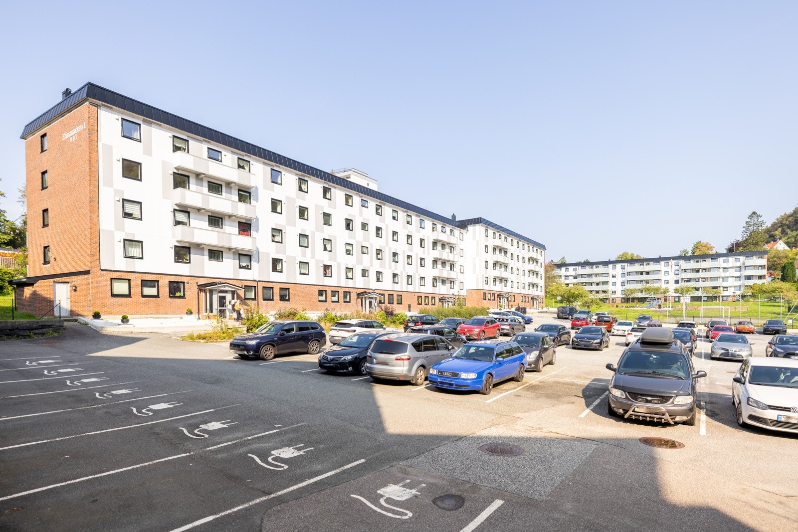 Det er felles parkeringsplass for beboerne rett ved inngangspartiet. Hver beboer får 1 stk parkeringsplass + 2 stk gjesteparkeringer. Galleribilde