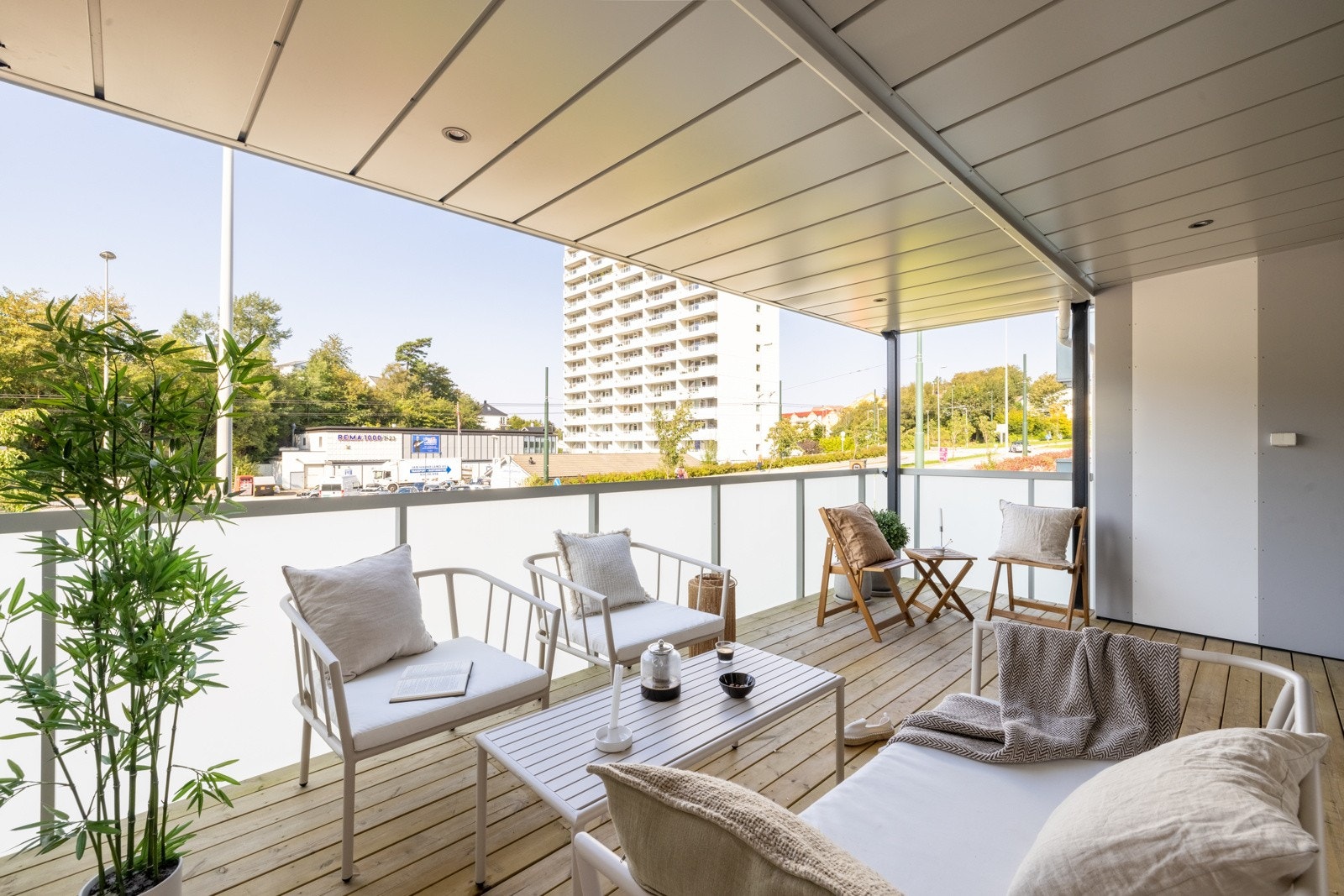 Her får du 16 gode kvadratmeter til å møblere med sittegruppe, grill og lignende. Galleribilde