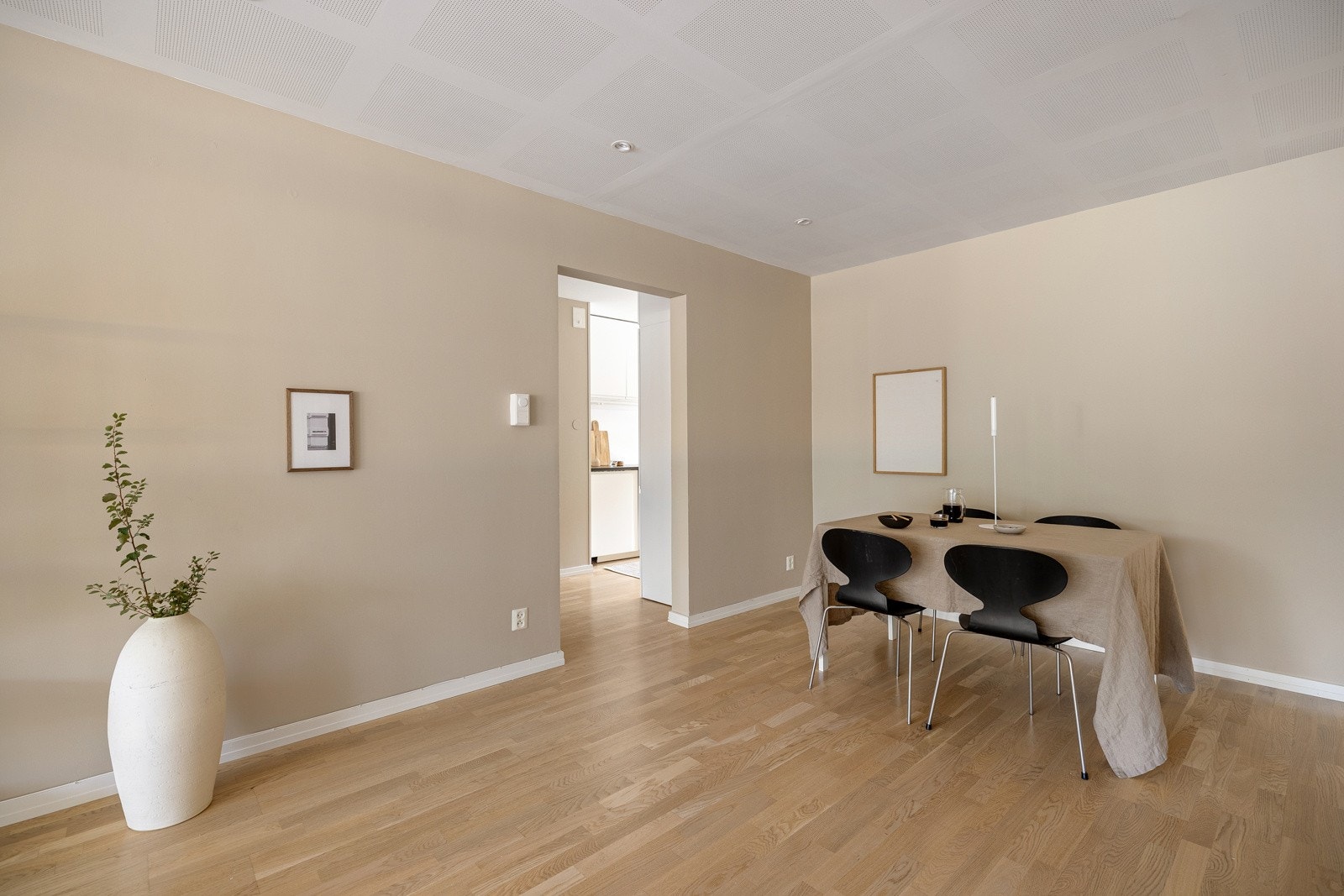 Åpen og luftig løsning som virkelig skaper en god romfølelse. Galleribilde