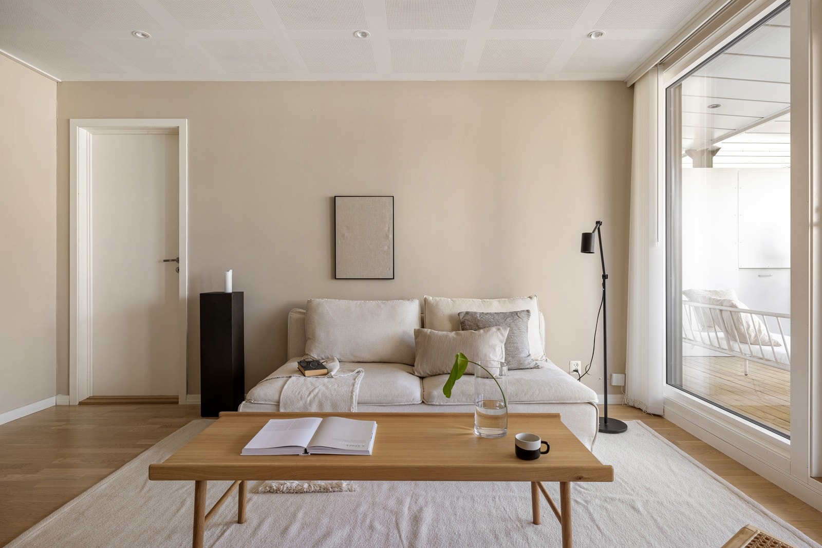 Store vindusflater sikrer både godt med naturlig lysinnslipp, samt utsikt over nærområdet. Galleribilde