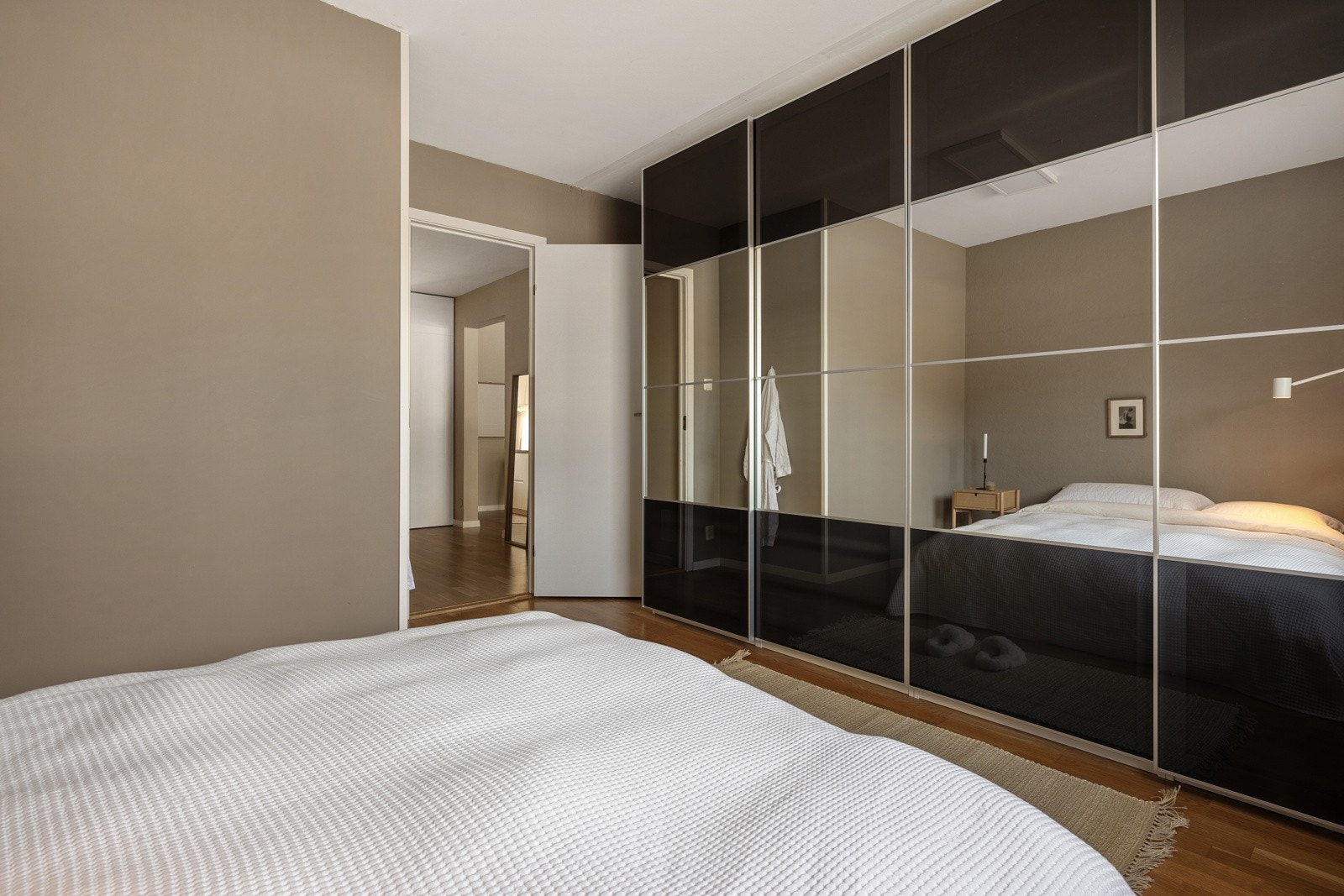 Her er det montert et meget romslig garderobeskap for ytterlig oppbevaringsplass. Galleribilde