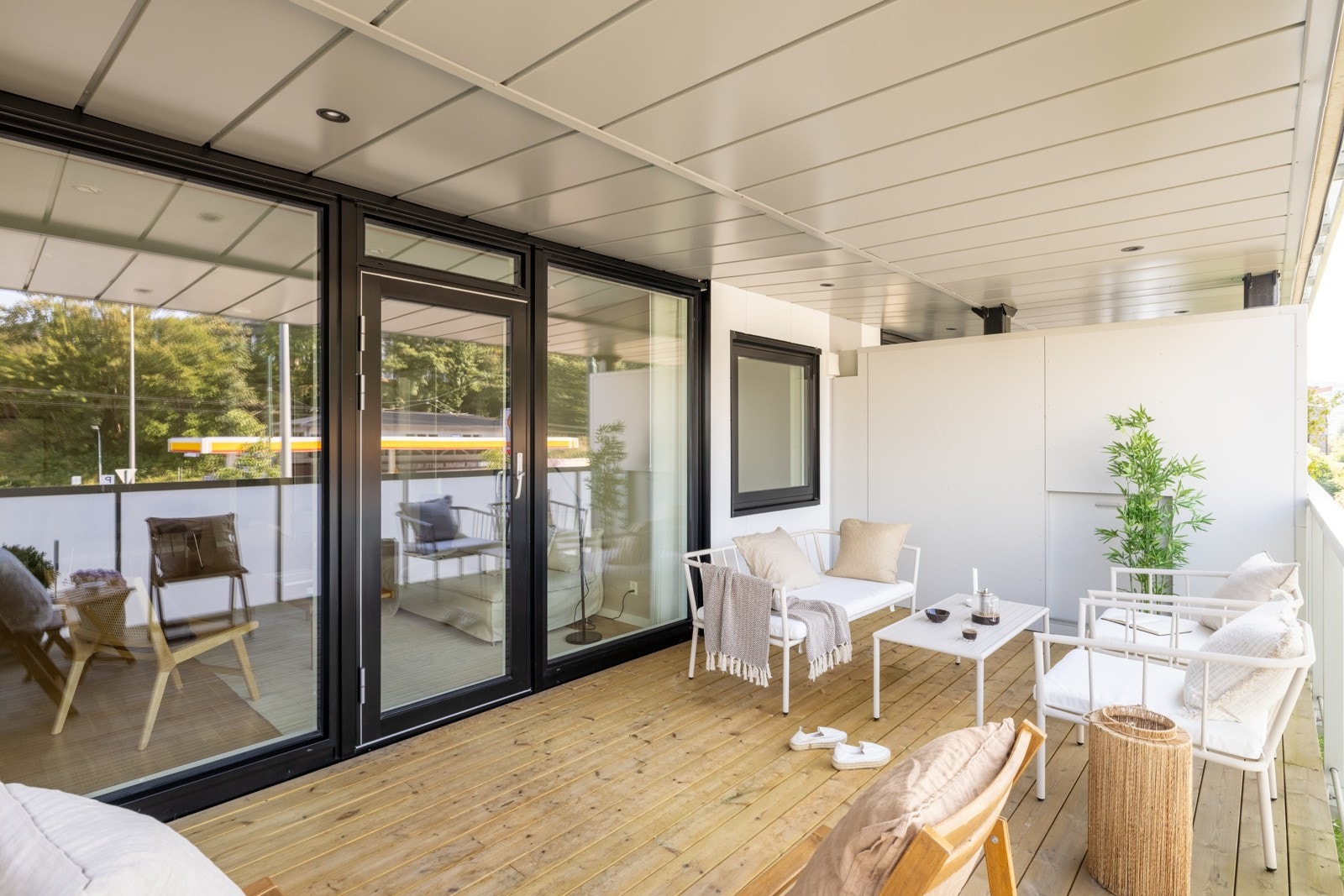 Balkongen har også et praktisk overbygg som gjør at man slipper å bekymre seg for regnfulle dager. Galleribilde