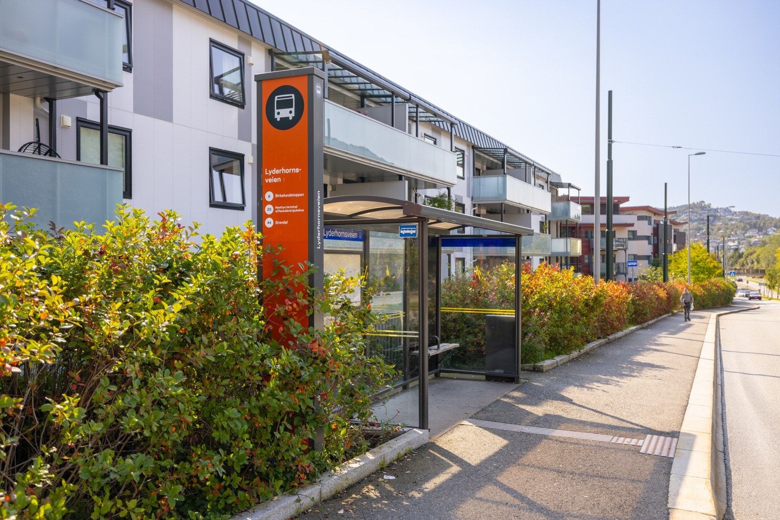 Rett utenfor blokken har man busstopp som tar deg til enkelt til Haukeland. Galleribilde