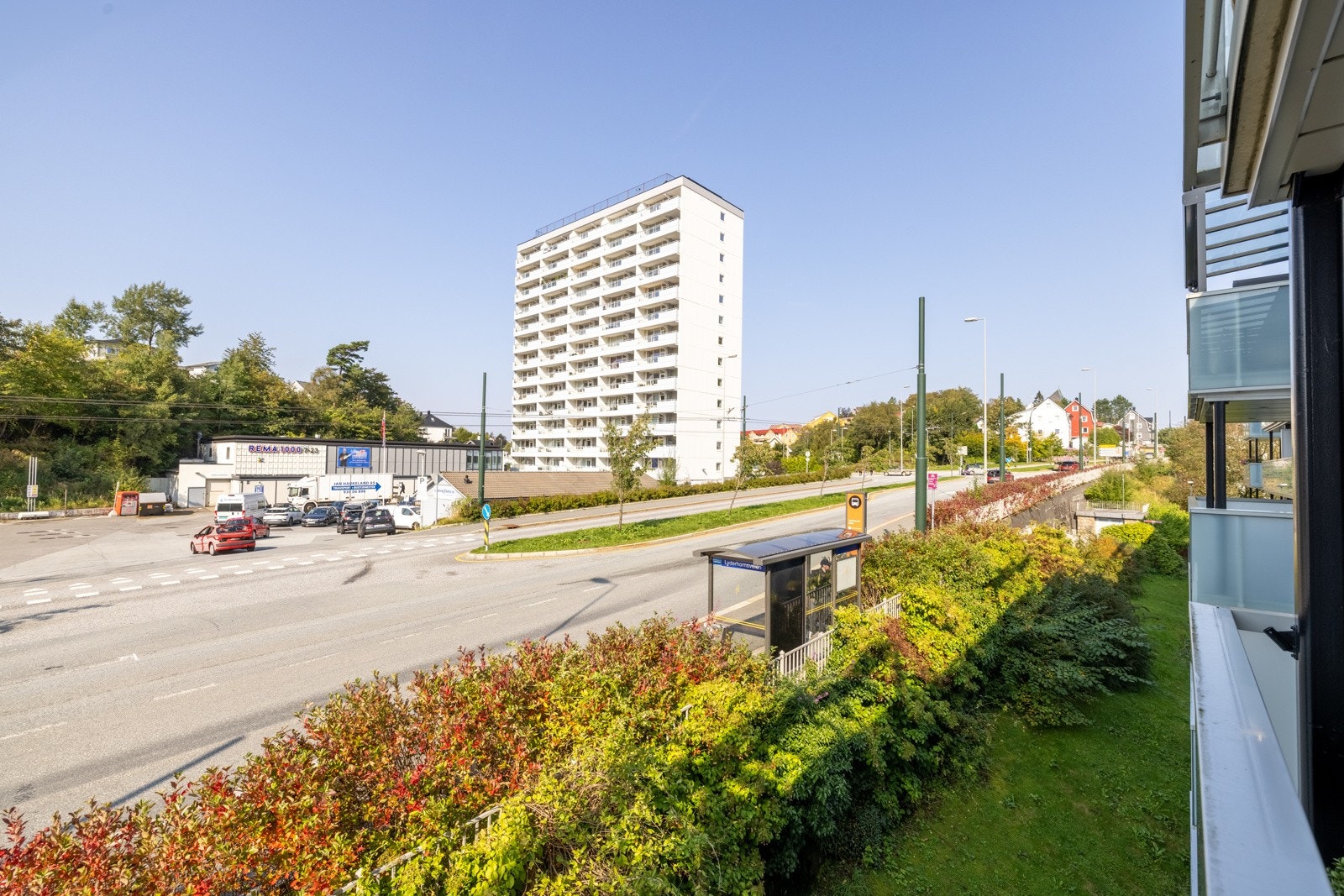 Rett over veien ligger også Rema 1000. Galleribilde