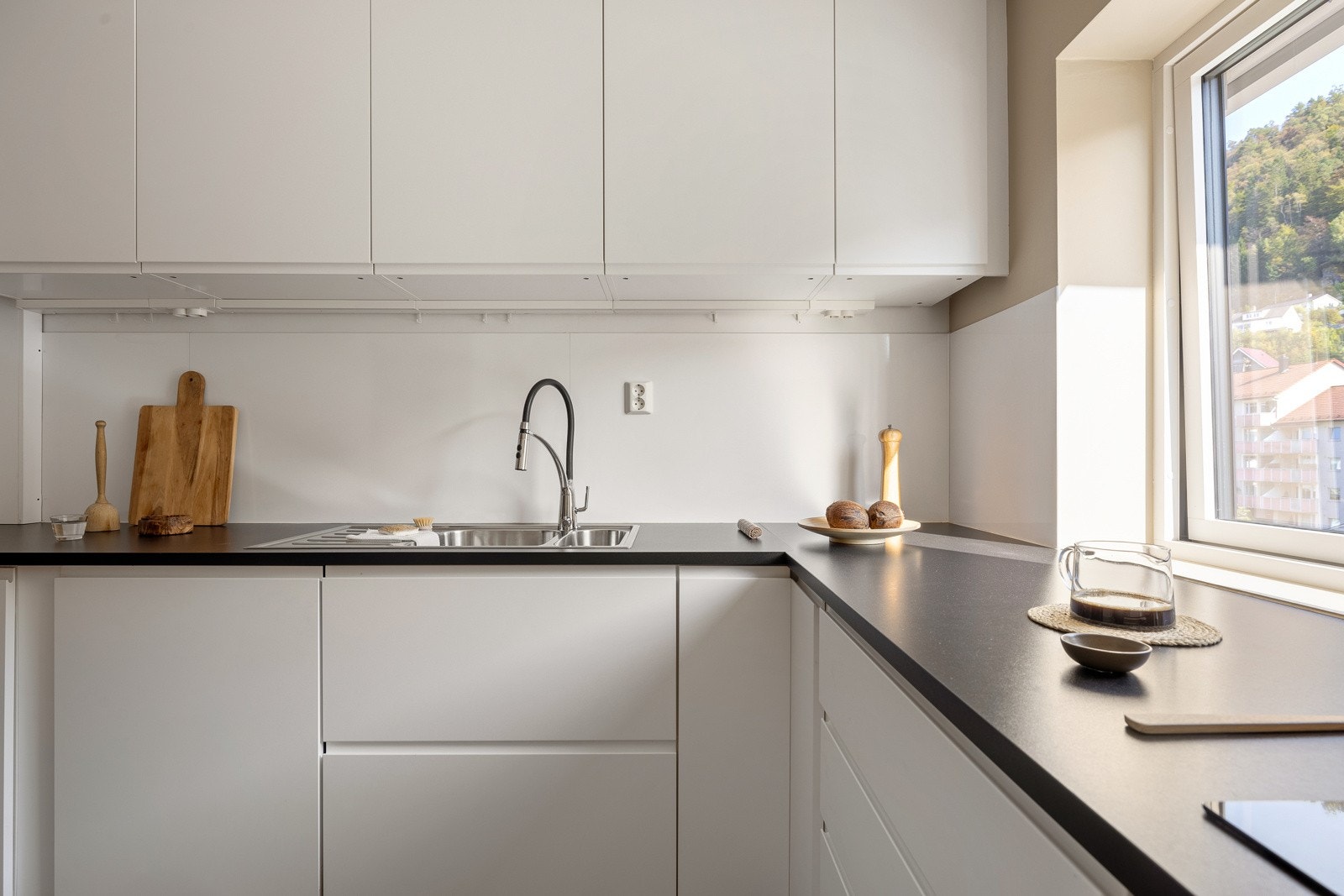 Her er det innredet med integrert kjøle/fryseskap, oppvaskmaskin, induksjonstopp, mikrobølgeovn og stekeovn., Galleribilde