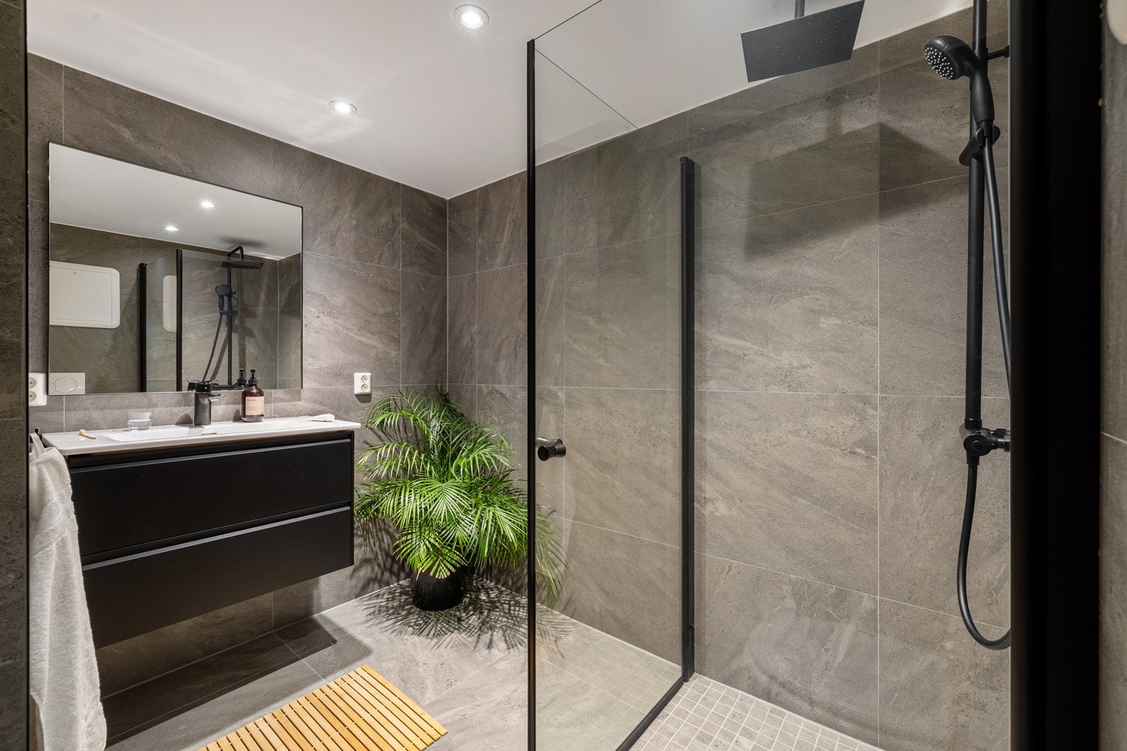 Leilighetens rålekre bad er fra 2021. Galleribilde