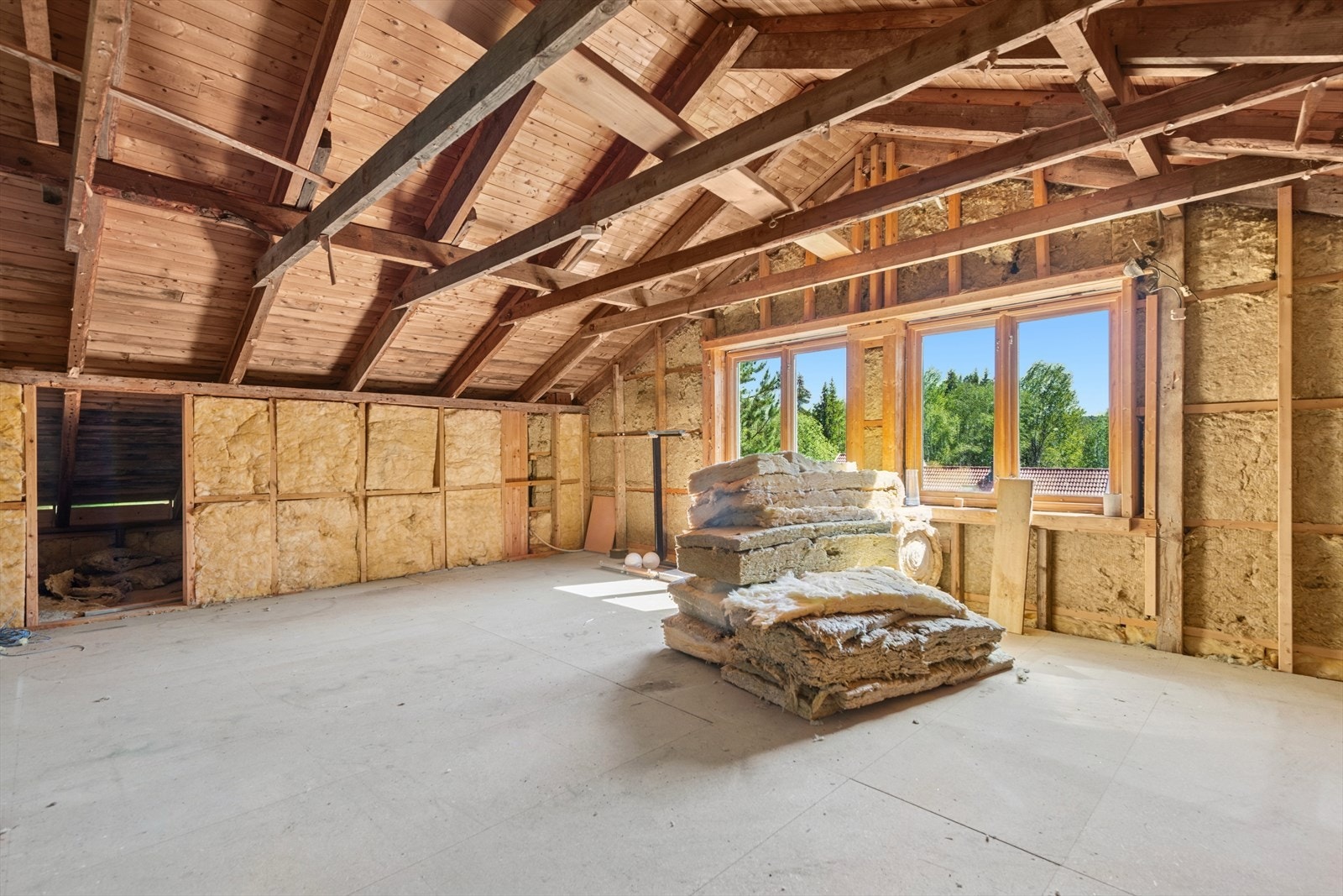 Eiendommen er ikke tilknyttet offentlig vann og avløp, og boligen trenger nytt avløpsanlegg om kort tid. Galleribilde