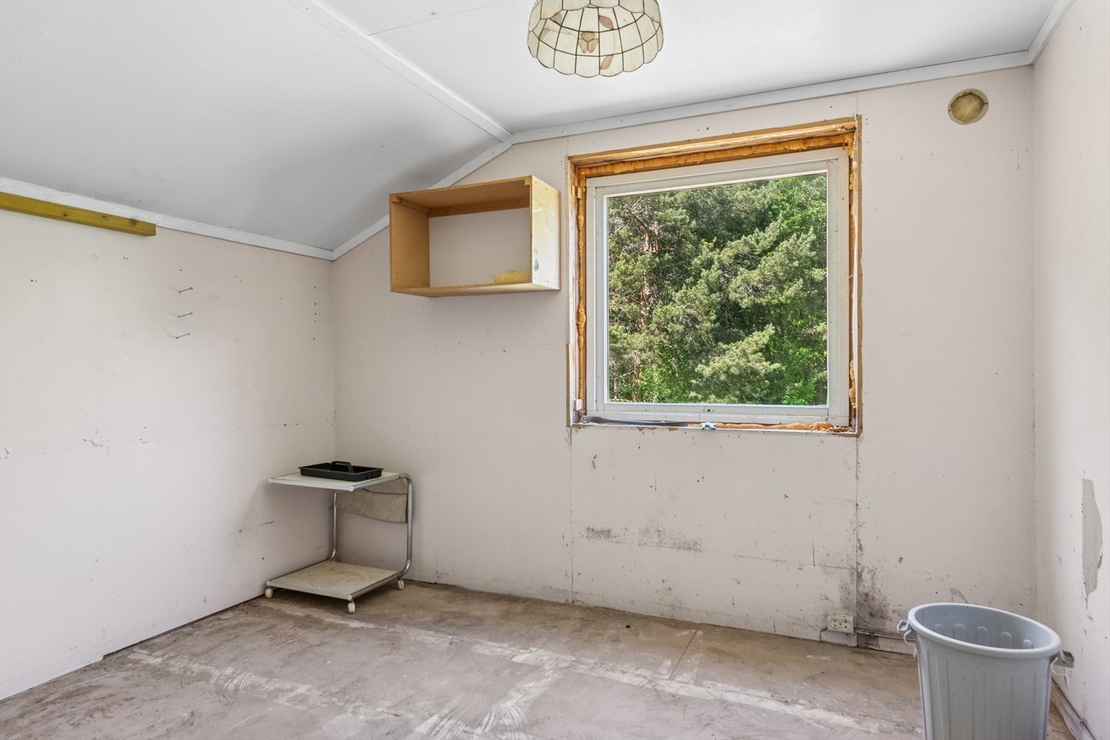 Byggemeldt arbeidsrom er i dag soverom. Omgjøringen er søknadspliktig; se punktet "ferdigattest" i salgsoppgaven for mer informasjon. Galleribilde