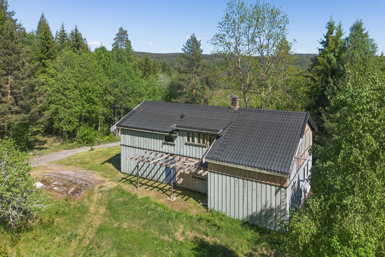 Dette er en hel tomannsbolig med potensial til å bli ditt nye drømmehjem. Galleribilde