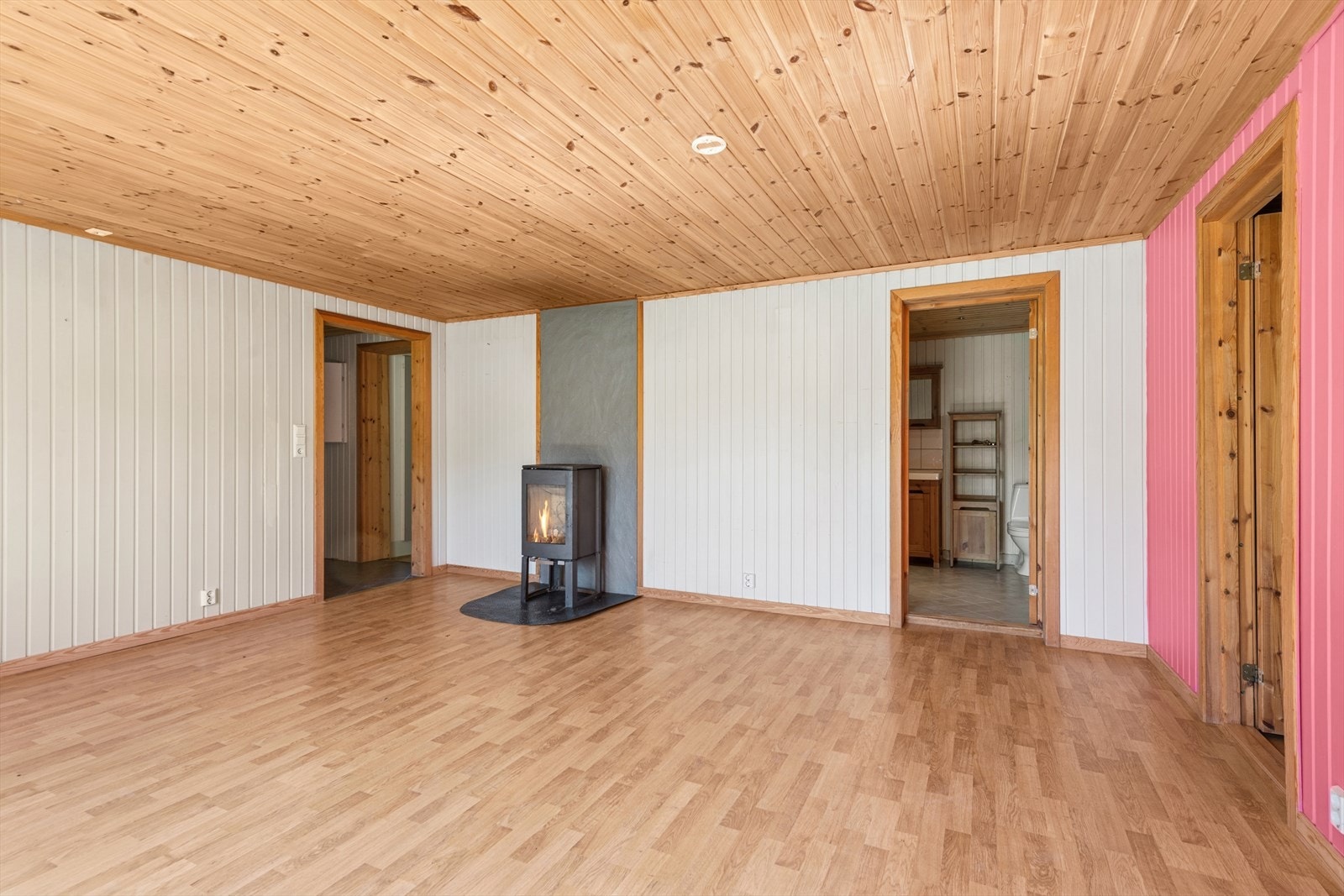 Stuen er utstyrt med en peisovn. Galleribilde