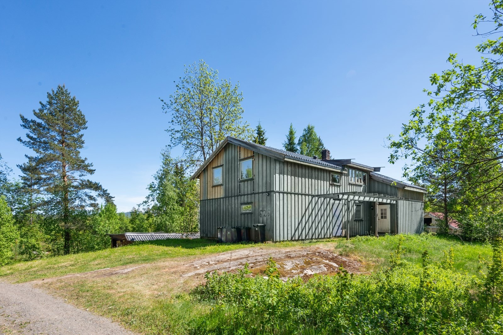 DNB Eiendom presenterer Vardebergvegen 626 - et komplett renoveringsobjekt beliggende nordvest for Tangen sentrum. Galleribilde