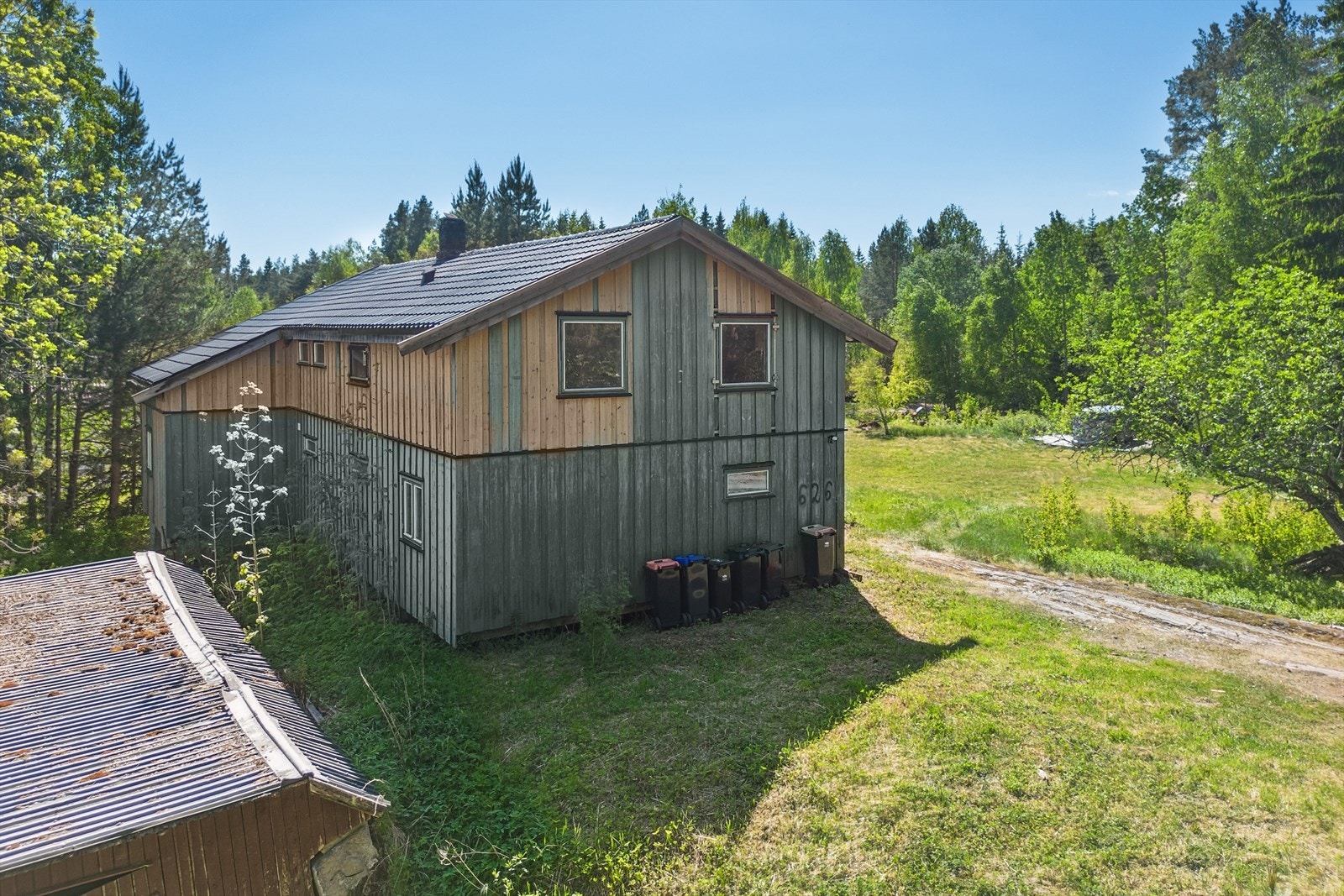 Solrik beliggenhet med stor og romslig tomt. Galleribilde