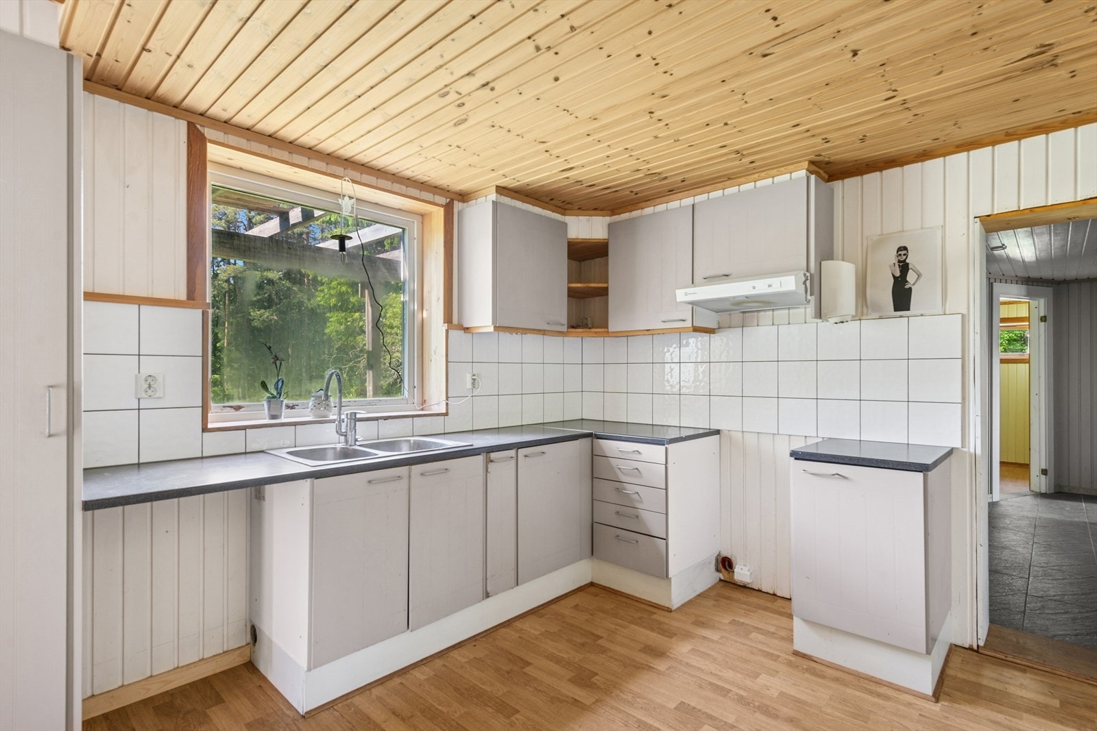 Kjøkkenet ligger adskilt i eget rom. Galleribilde