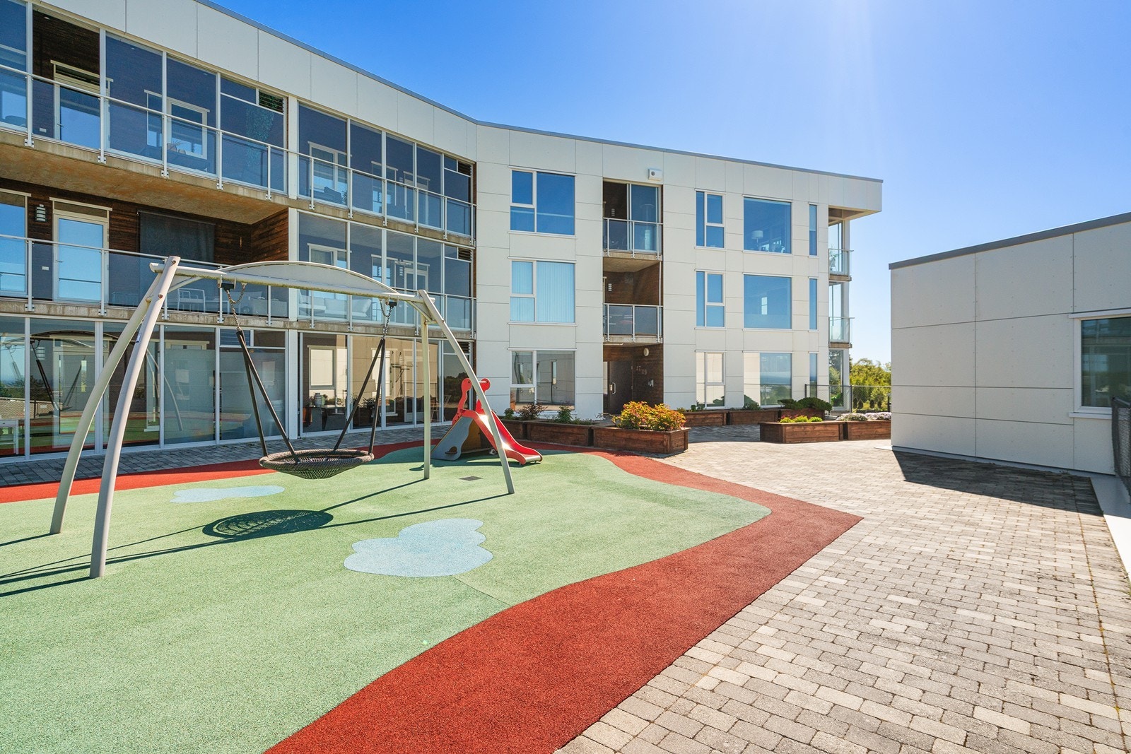 Lekeplasser, turområder, barnehage like ved. Galleribilde