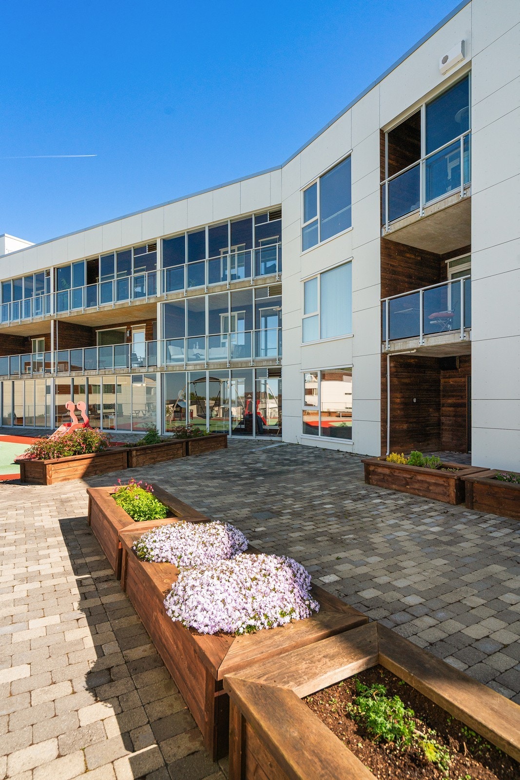 Felles eiertomt for eierseksjonssameiet. Fellesarealer er ryddig og pent opparbeidet med gressplen, diverse beplantning og asfalterte internveier og gjesteparkering. Galleribilde