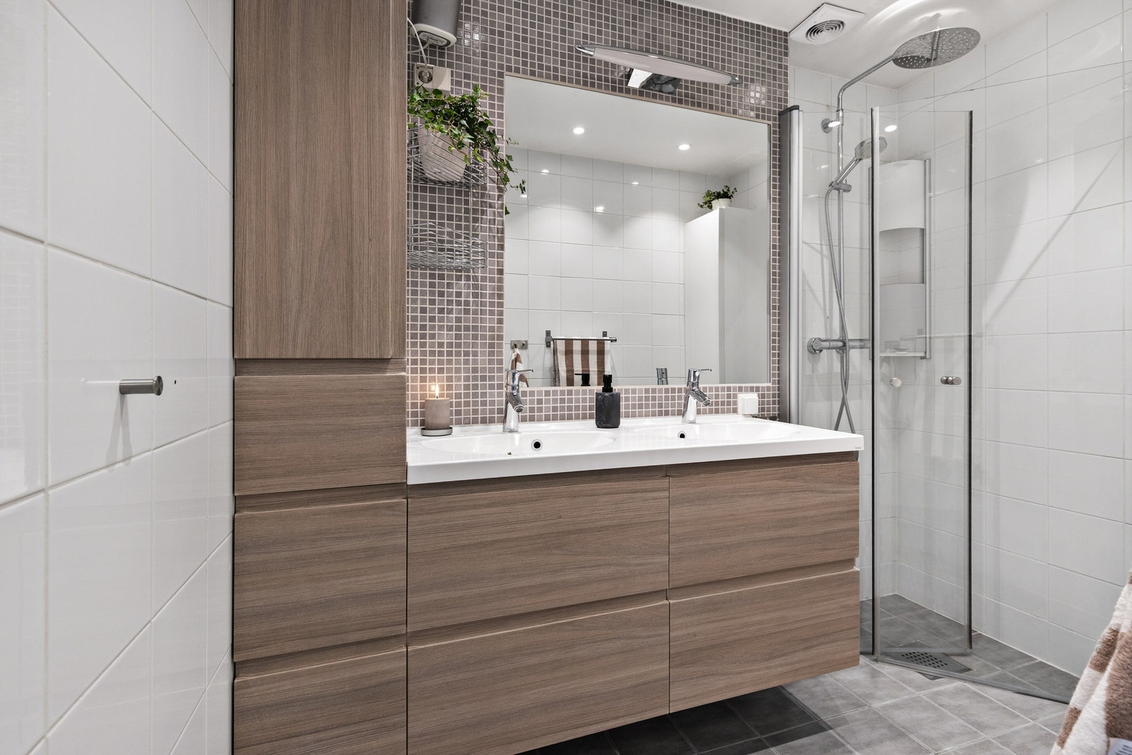 Badet i 2. etasje er av god størrelse og er pent flislagt på gulv og vegger med elektrisk gulvvarme. Galleribilde