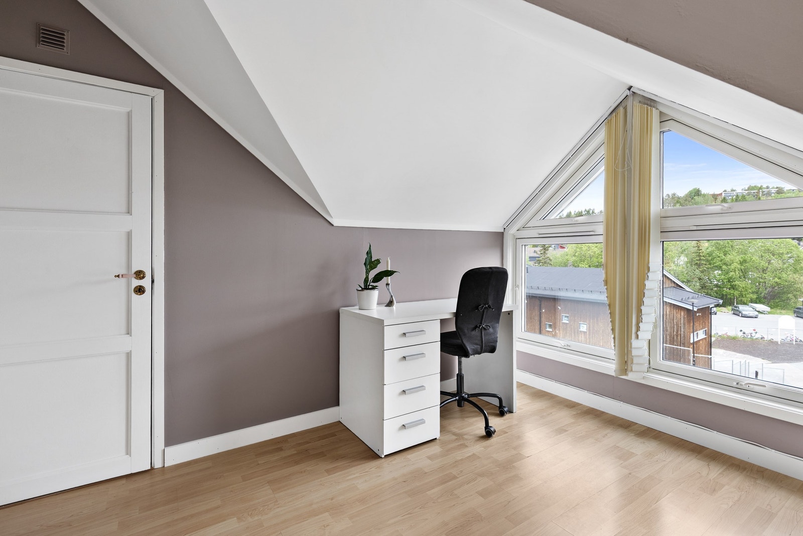 Her er det kun kreativiteten som setter begrensinger. Det er også en praktisk walk-in garderobe med masse oppbevaringsplass. Galleribilde