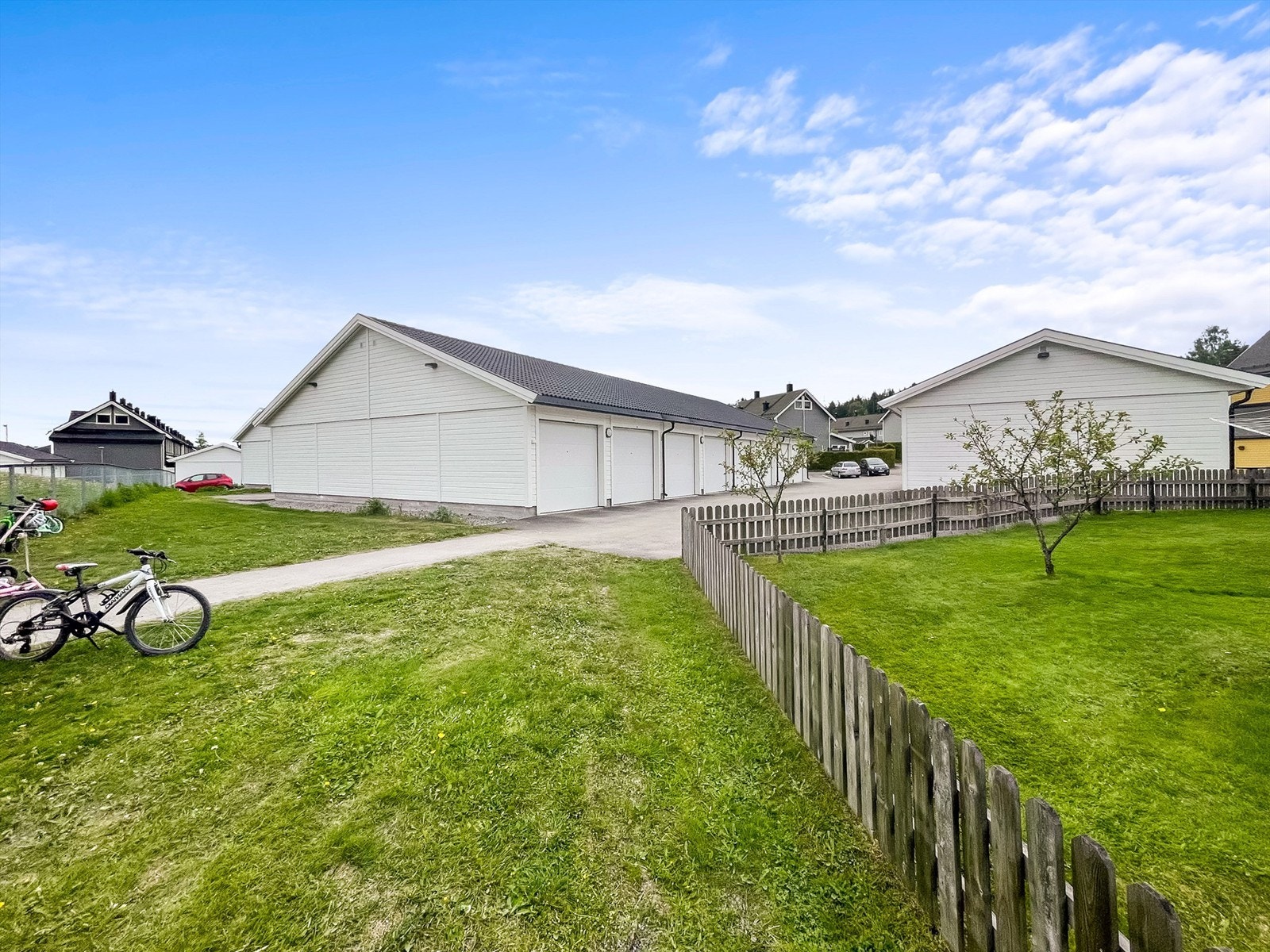 Det er egen garasjeplass som medfølger salget. Garasjen eies ikke av den enkelte andelseier og kan ikke selges videre. Galleribilde