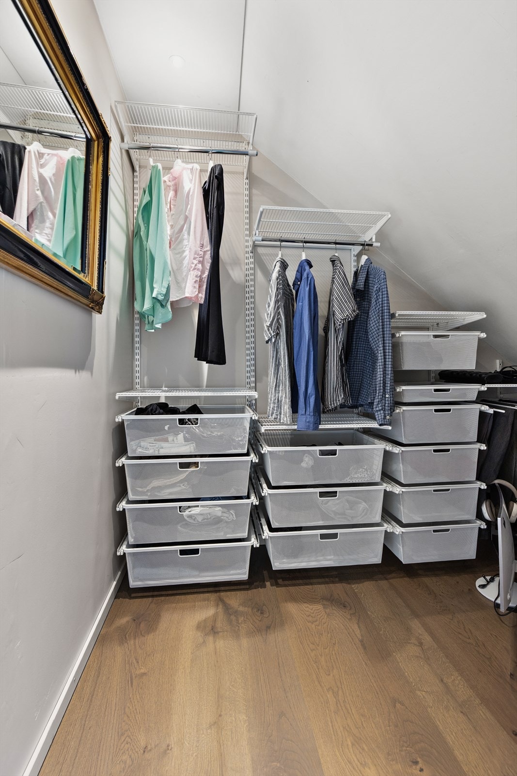 Her kan man ha egen garderobe og man får rikelig med oppbevaringsplass i enkel adkomst. Galleribilde