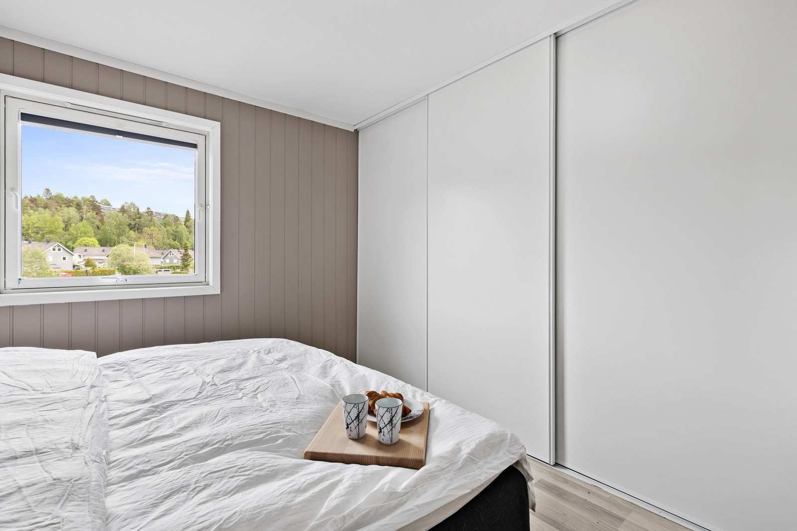 Det er også mye oppbevaringsplass i en romslig skyvedørsgarderobe. Galleribilde