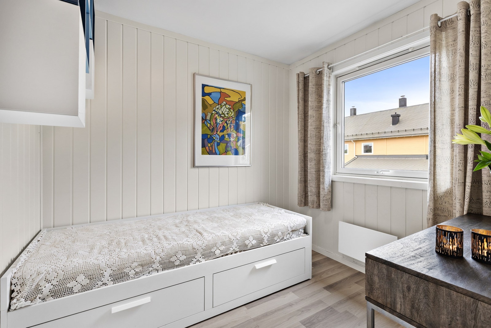Det tredje soverommet har også plass til seng, nattbord og skrivepult, og kan anvendes som barnerom, gjesterom eller kontor. Galleribilde