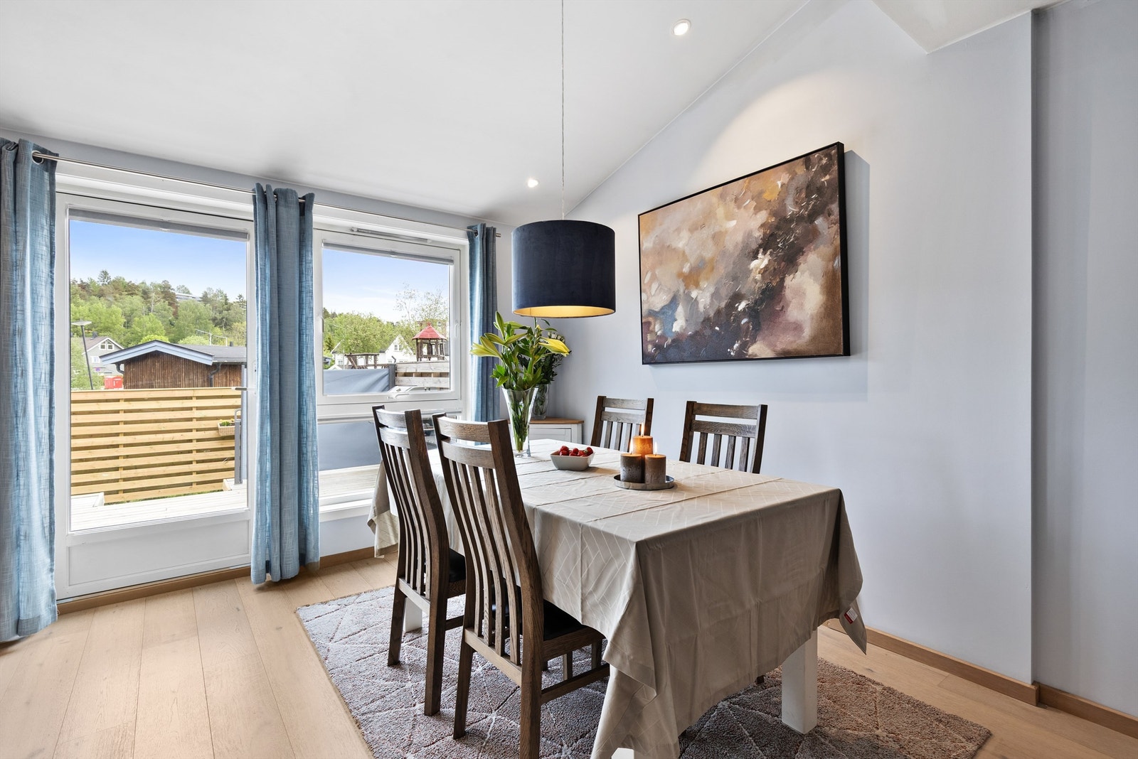 Her er det også plass til en spisegruppe, hvor man kan invitere gjester på besøk. Det er også utgang til en nordvendt balkong i trekonstruksjoner på ca. 26 m2. Galleribilde