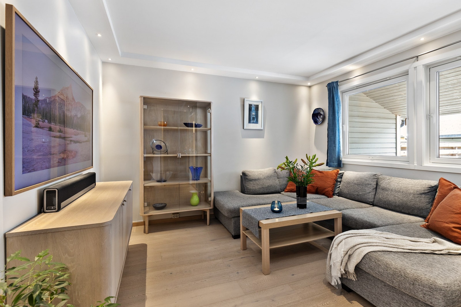 Stuen er av god størrelse med plass til sofa, tilhørende salongbord og TV-seksjon. Galleribilde