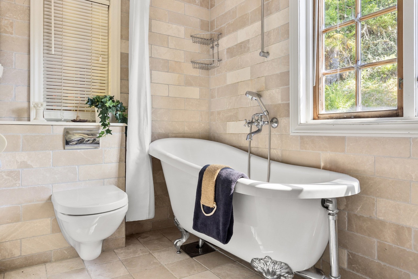 Romslig bad med varme i gulvet. Galleribilde