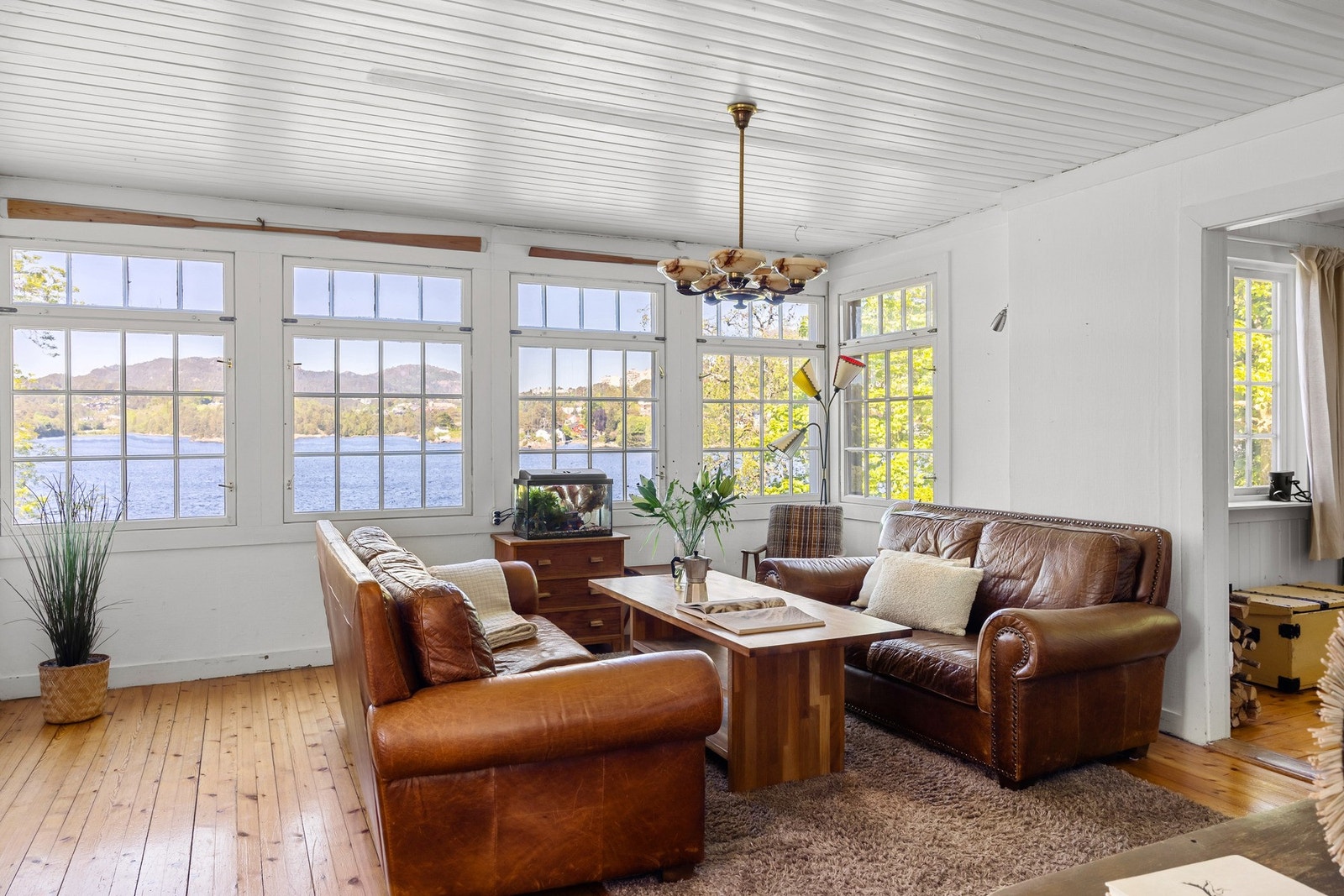 Det er god plass til å innrede med sofa, stoler, bord og tilhørende mediemøblement. Galleribilde