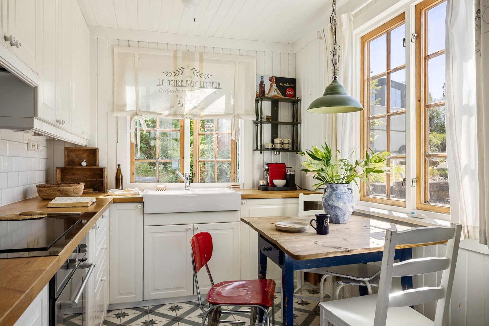 Videre er det også et separat kjøkken med plass til spisebord ved vinduet. Galleribilde