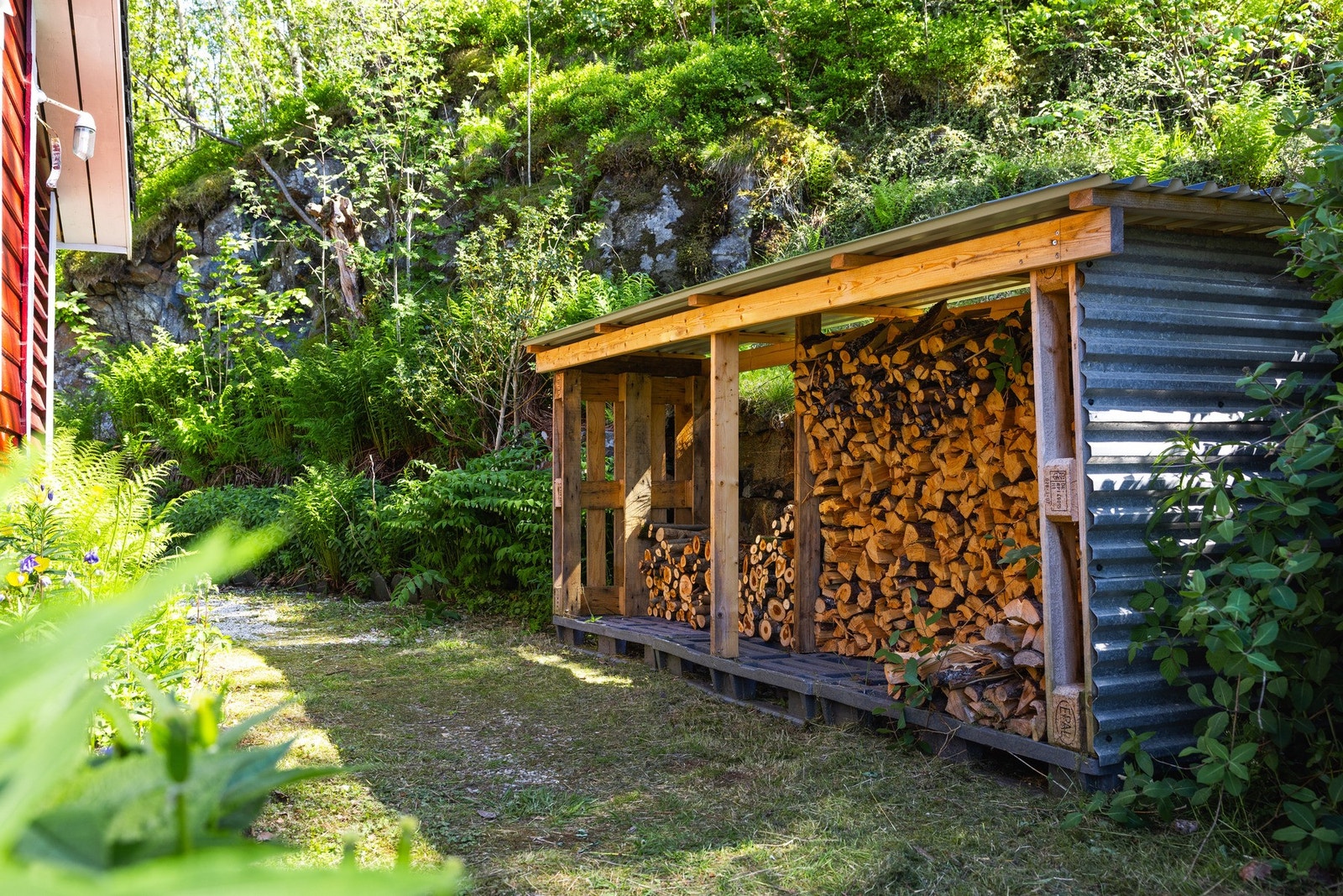 Det er et frittstående uthus, samt naust, på tomten. Galleribilde