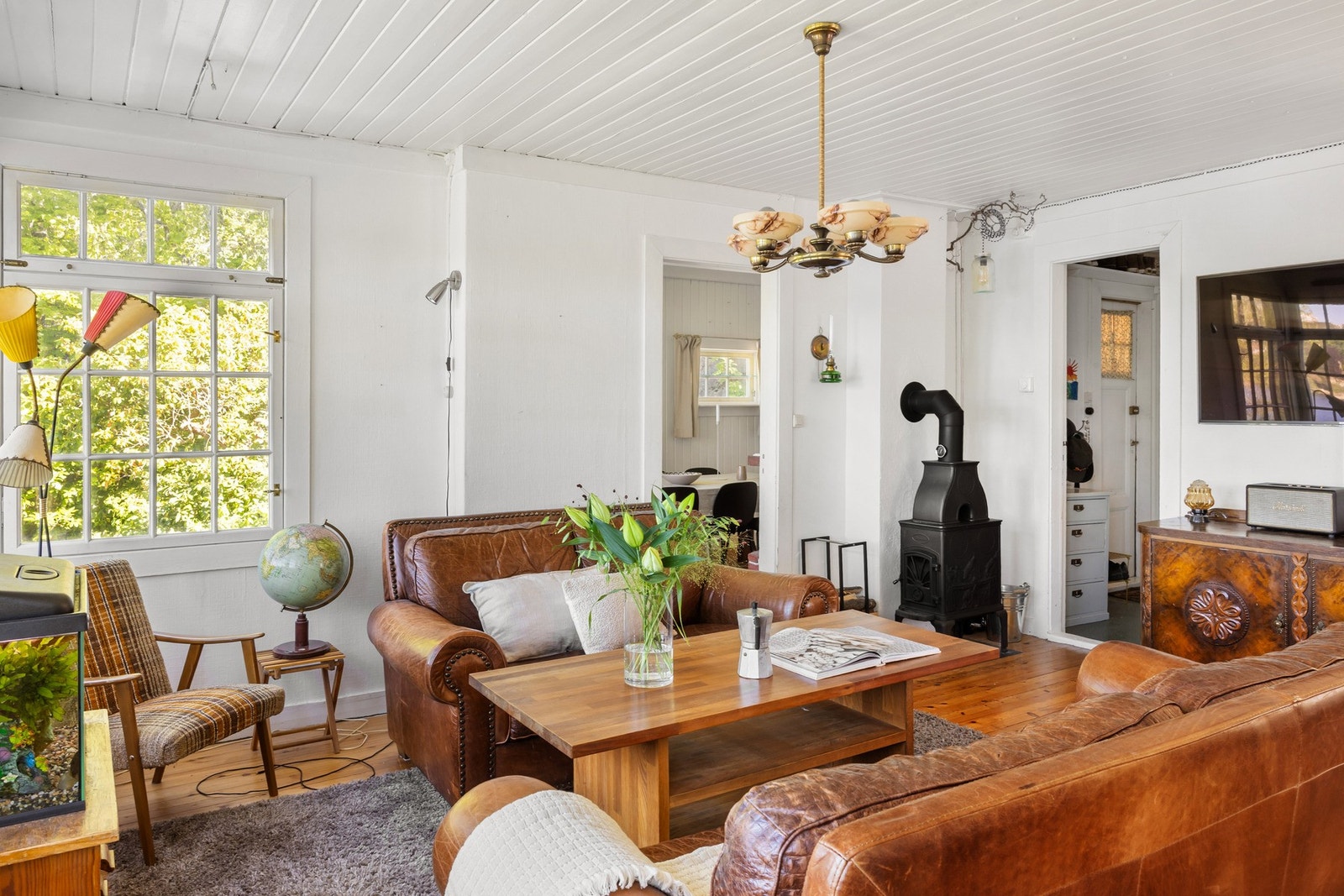 Det er oppvarming med varmepumpe i kombinasjon med vedfyring. Galleribilde