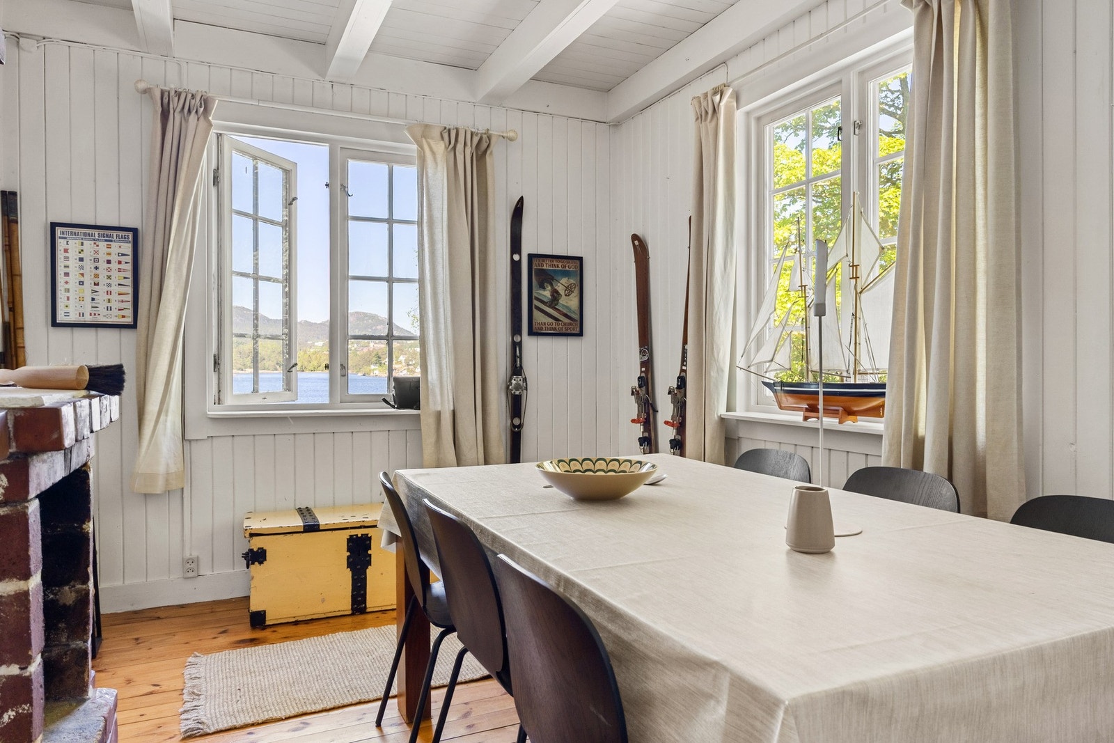 God plass til langbord med rom for familien og til gjester. Galleribilde