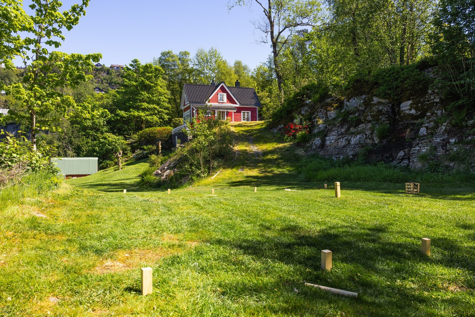 Flere uteplasser gjør at man får optimal utnyttelse av solforholdene uansett sesong eller tid på døgnet, siden tomten fanger solen på forskjellige områder gjennom hele dagen med mange områder man kan oppholde seg på. Galleribilde