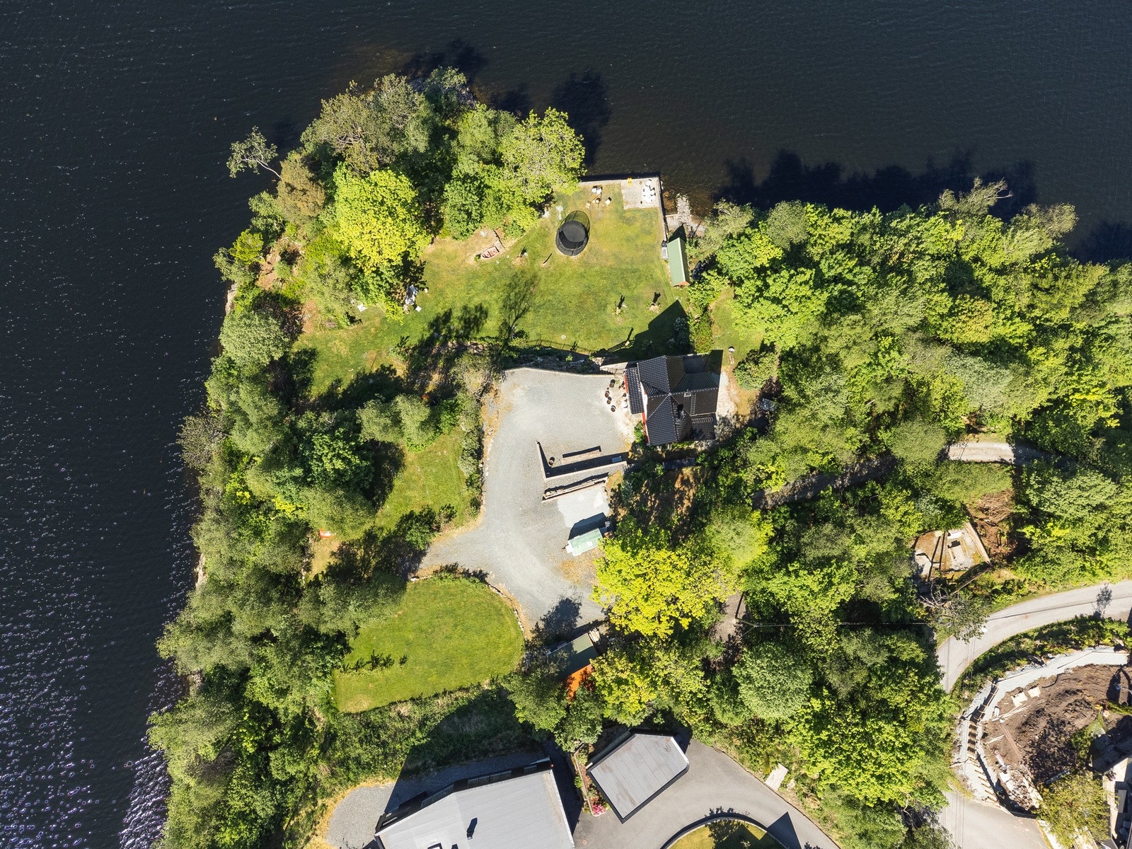 Meget sentral beliggenhet i forhold til noen av Bergens største arbeidsplasser på Sandsli, Kokstad og Flesland. C.a 10 min kjøring til Bergen sentrum. Galleribilde