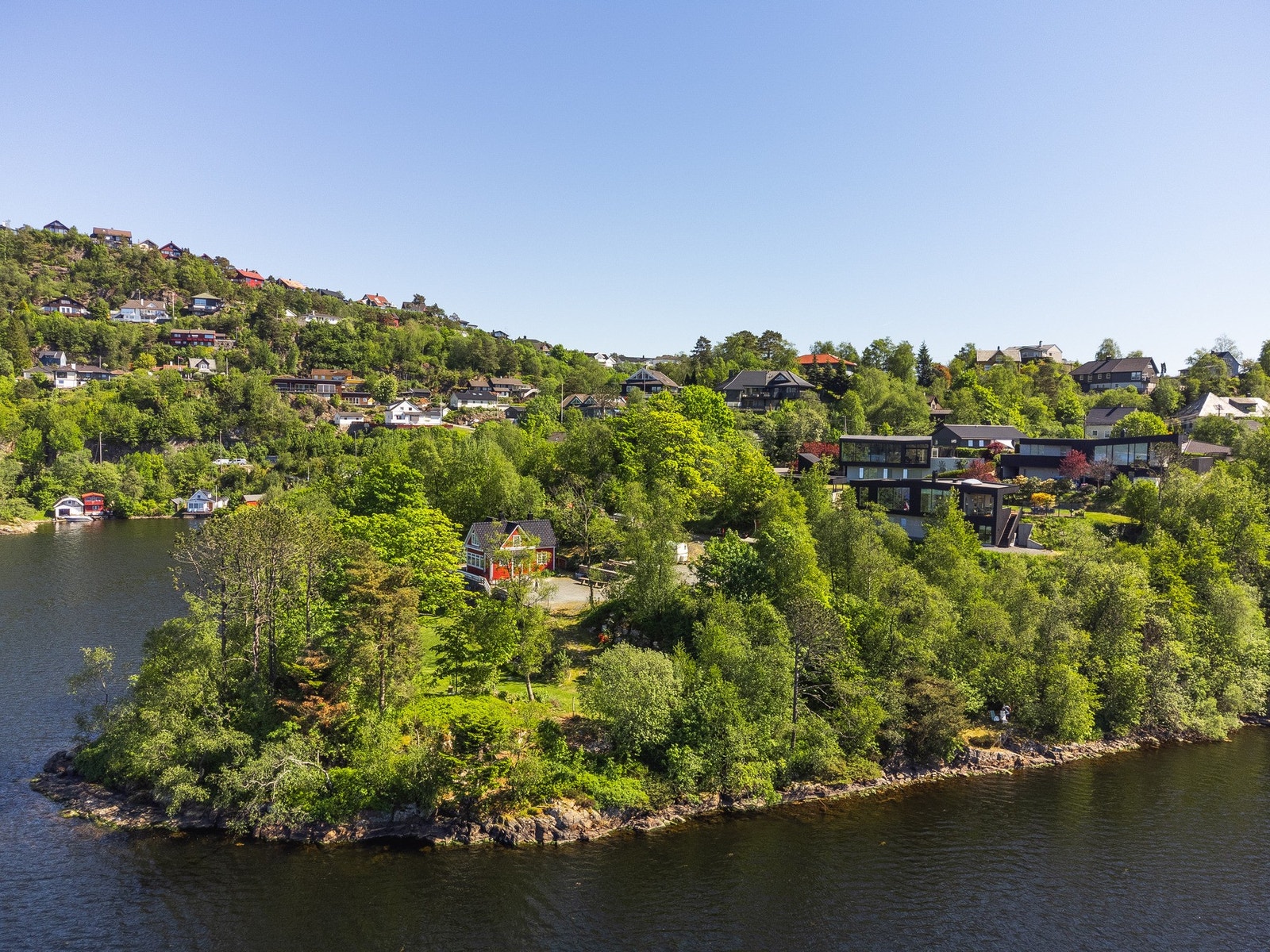 Stor og frodig tomt på 4,8 mål. Galleribilde