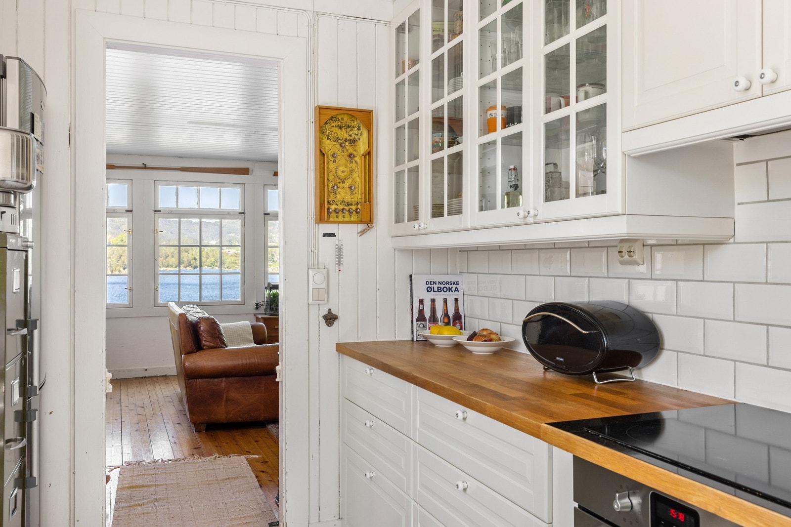 Integrert stekeovn, platetopp og oppvaskmaskin, samt frittstående kjøleskap med fryser. Det er ventilator i overskap. Galleribilde