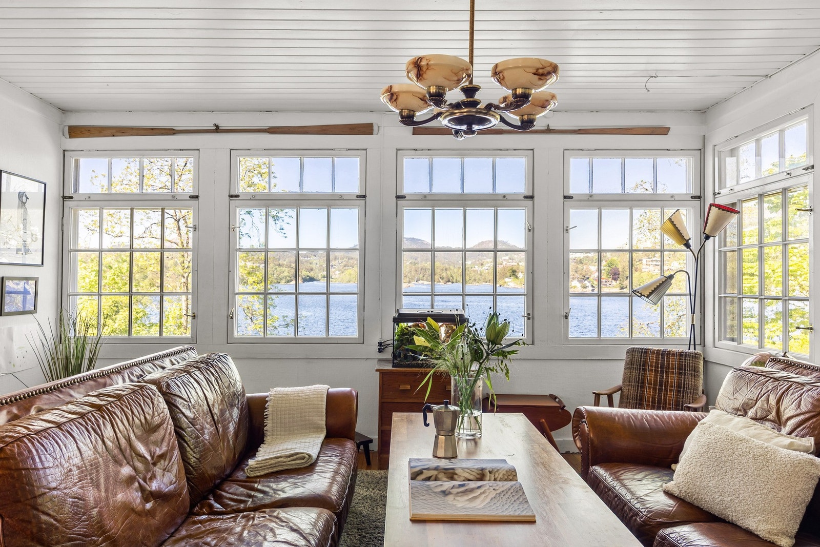 Store vindusflater slipper inn rikelig med naturlig lys. Galleribilde