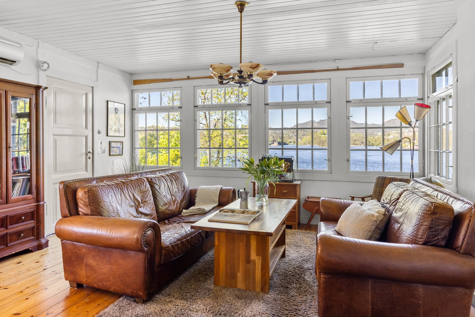 Stuen i hovedetasjen er lys og innbydende. Galleribilde