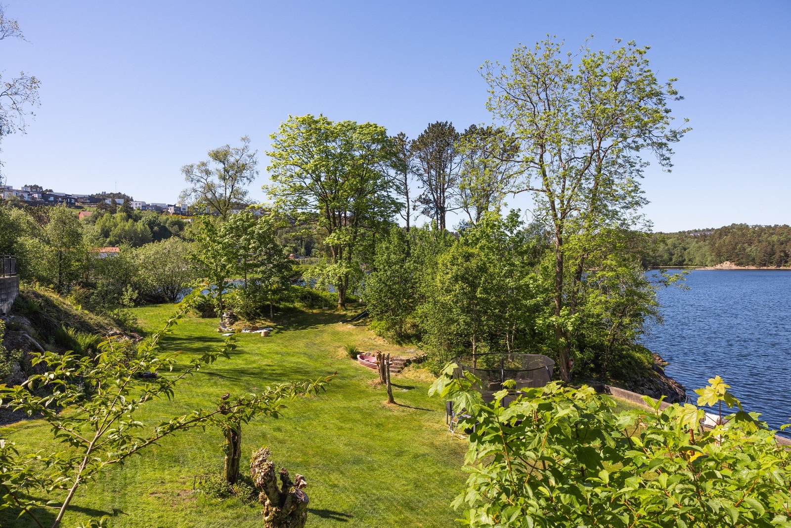Nydelig utsikt over Sælenvatnet mot Lyderhorn, Damsgårdsfjellet og Løvstakken. Galleribilde