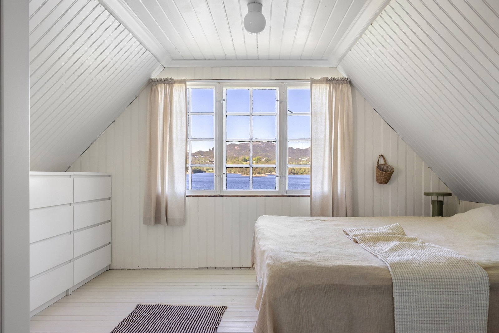 Det er god plass for oppbevaringsmøbler. Galleribilde