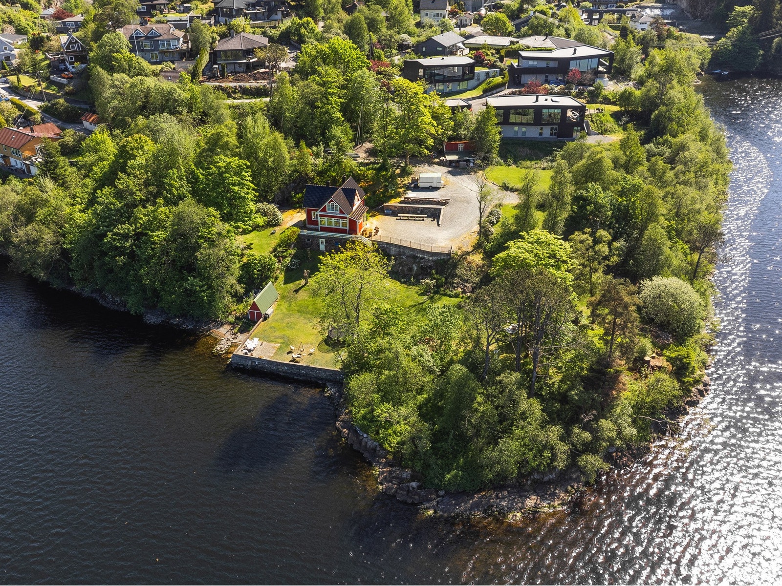 Beliggende på en stor, grønn og frodig tomt som strekker seg helt ned til vakre Sælenvannet, får du her en unik kombinasjon av naturidyll og bynær beliggenhet. Galleribilde