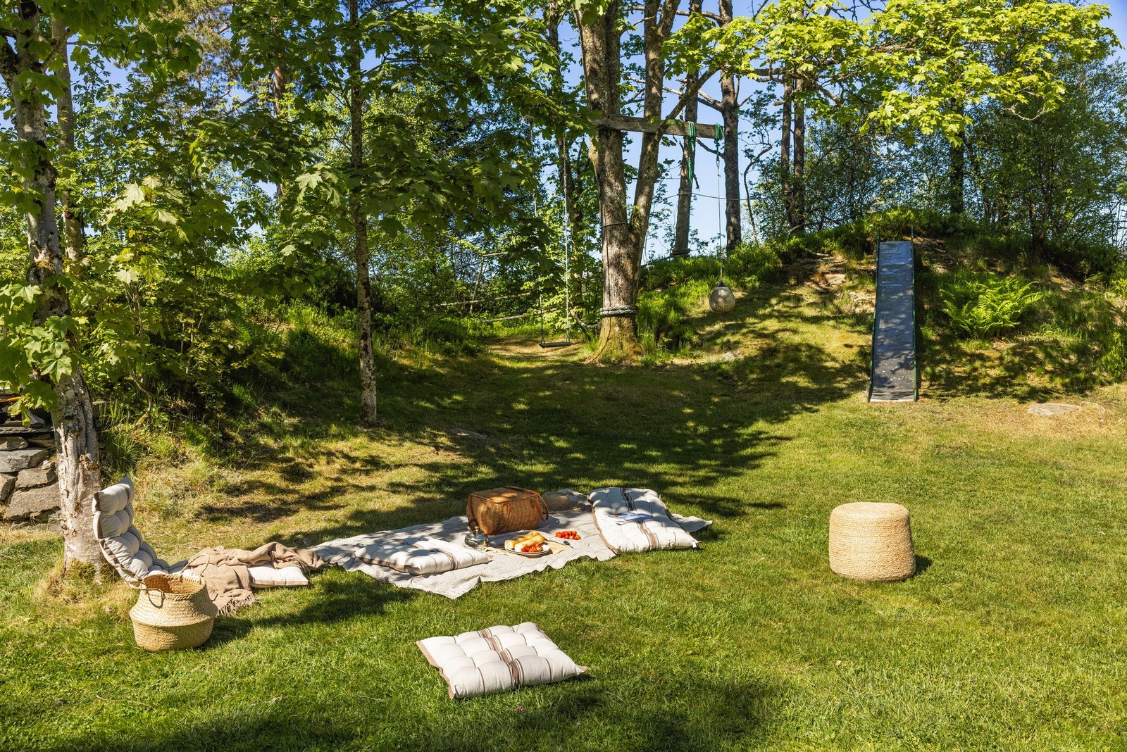 Tomten er barnevennlig og skjermet, med god boltreplass og flere lune sitteplasser. Galleribilde