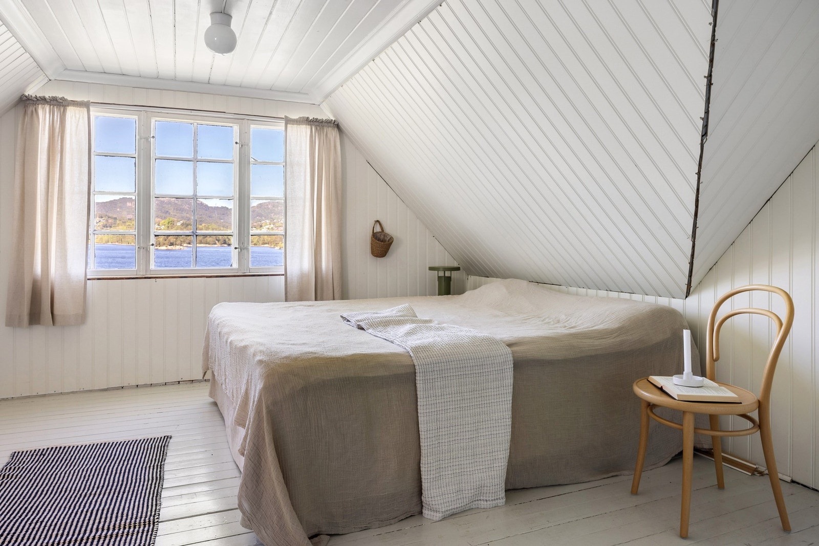 Romslig hovedsoverom med god plass for dobbeltseng og tilhørende nattbord. Galleribilde