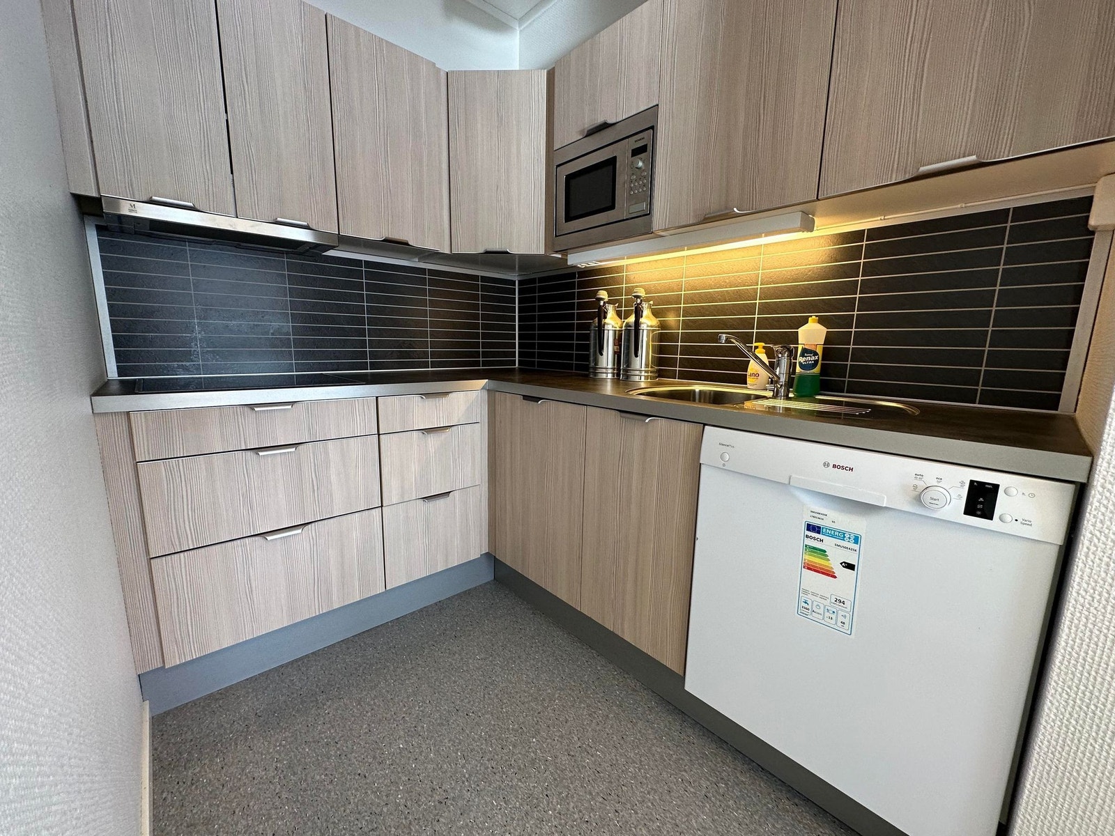 Dagens kjøkken skal utvides betydelig til et stort og romslig med integrerte hvitevarer. Galleribilde