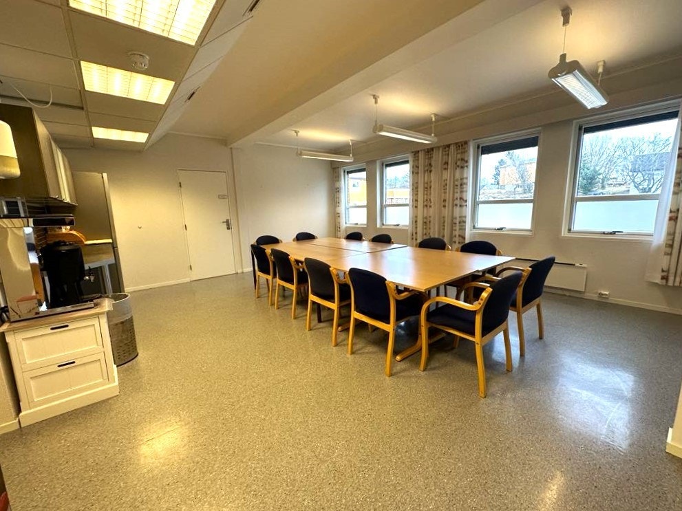 Pauserom kontorfellesskap 1.etg. Her blir det nytt møblement med bl.a. langsgående benk under vindu. Galleribilde