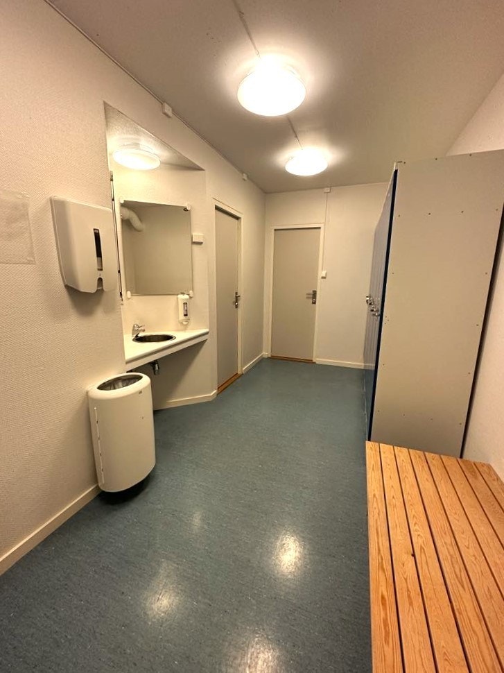 Garderobe dame m/ dusj og toalett. Galleribilde